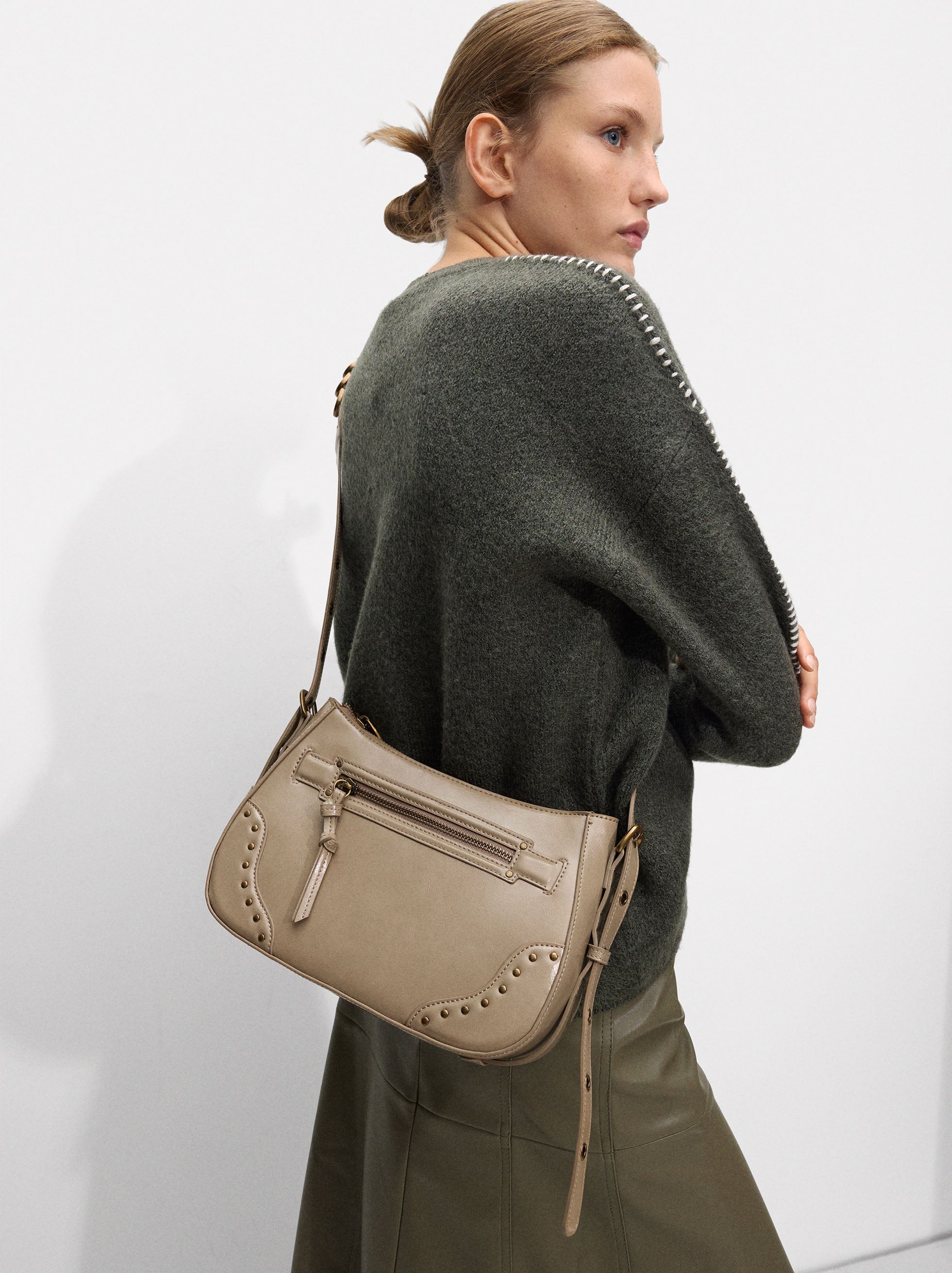 Bolso Bandolera Con Tachuelas