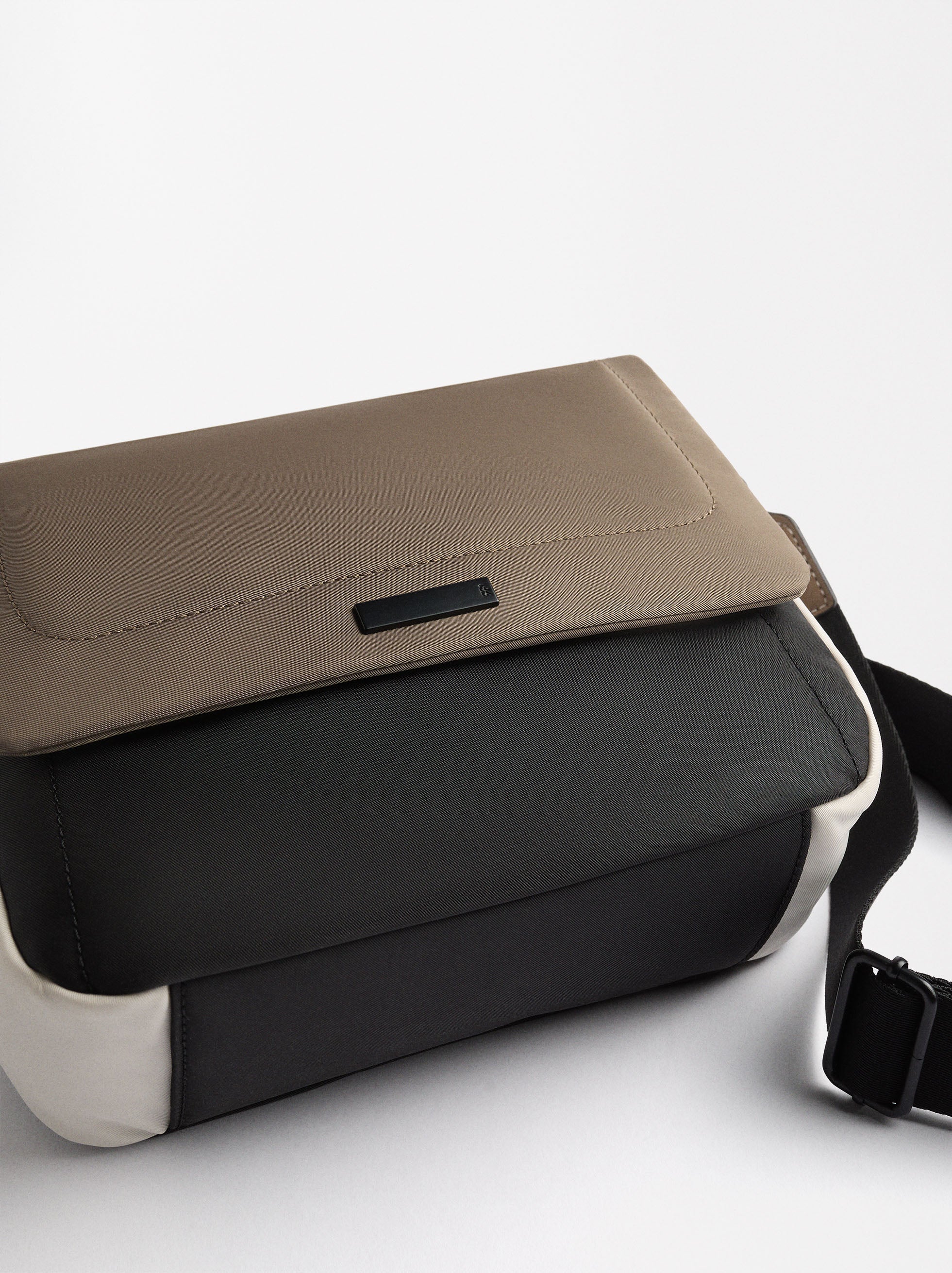 Cartera Bandolera De Nylon Con Cierre De Solapa