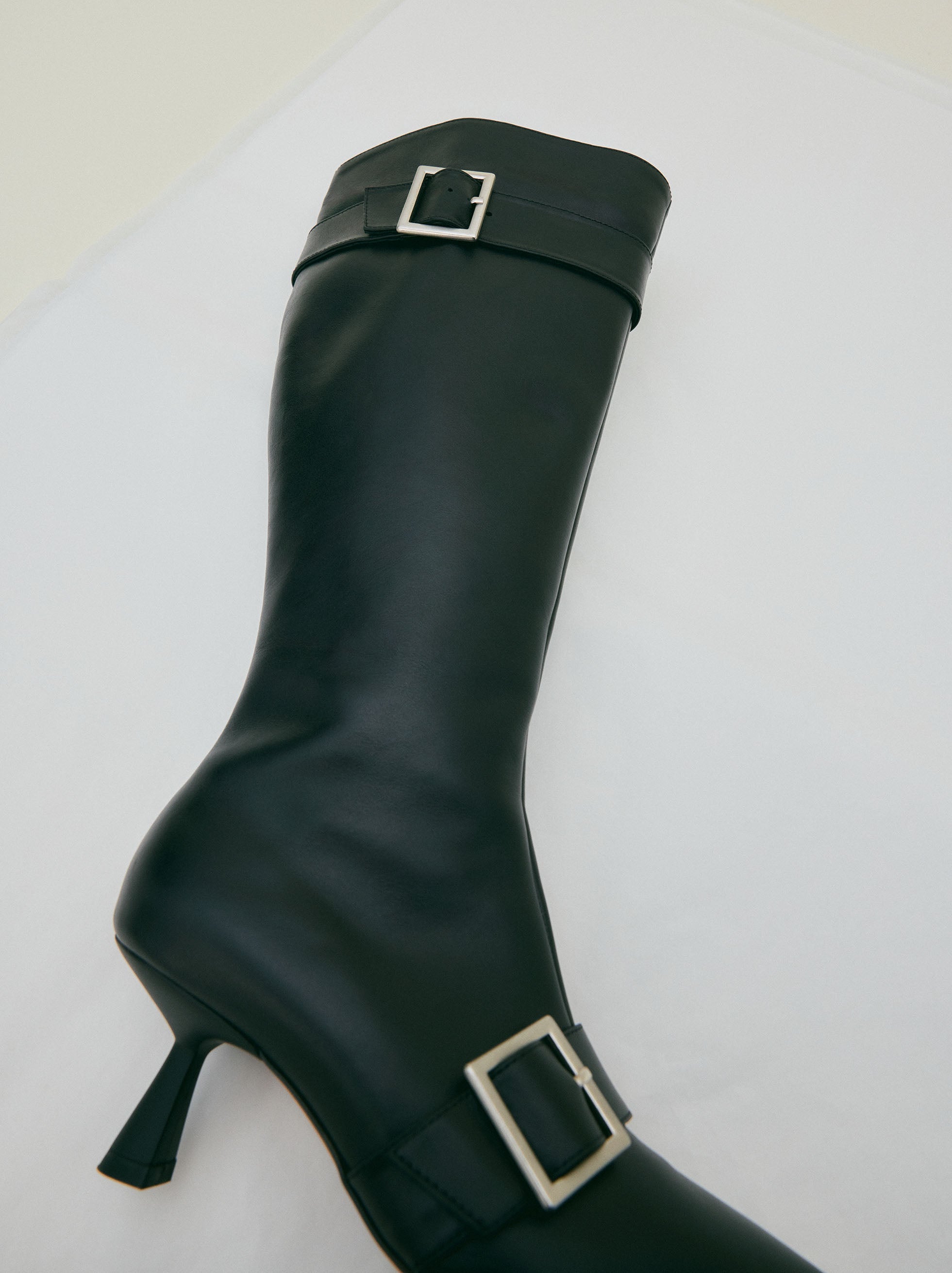 Botas Altas De Cuero Con Hebillas