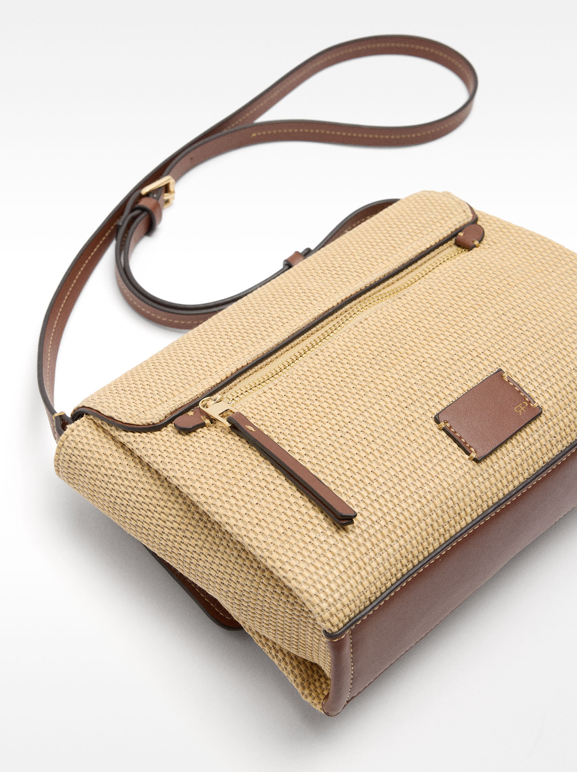 Cartera Bandolera Efecto Rafia Con Cierre De Solapa