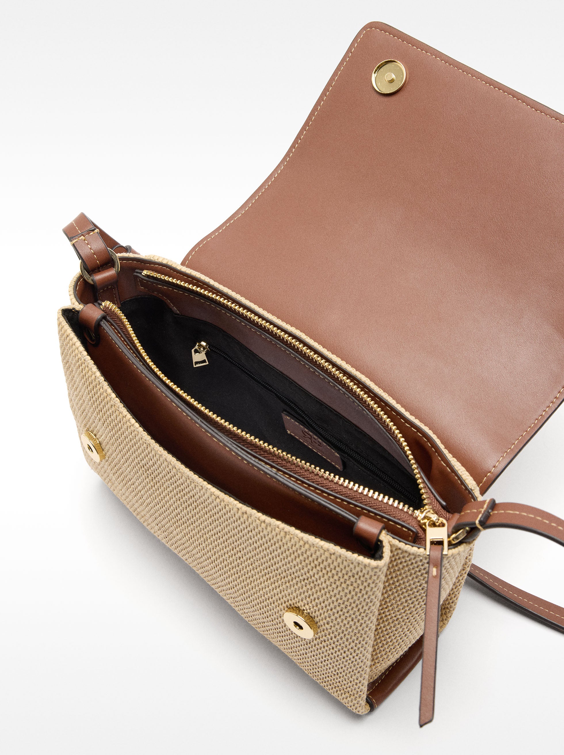 Cartera Bandolera Efecto Rafia Con Cierre De Solapa