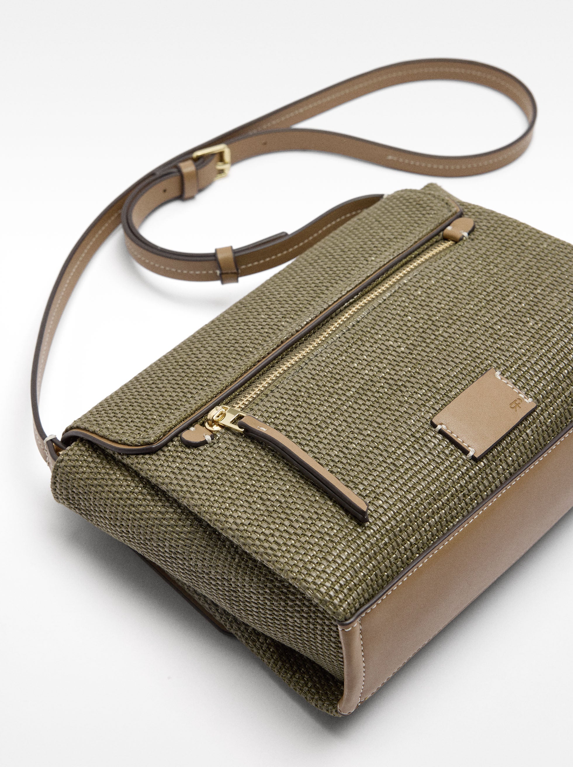 Cartera Bandolera Efecto Rafia Con Cierre De Solapa