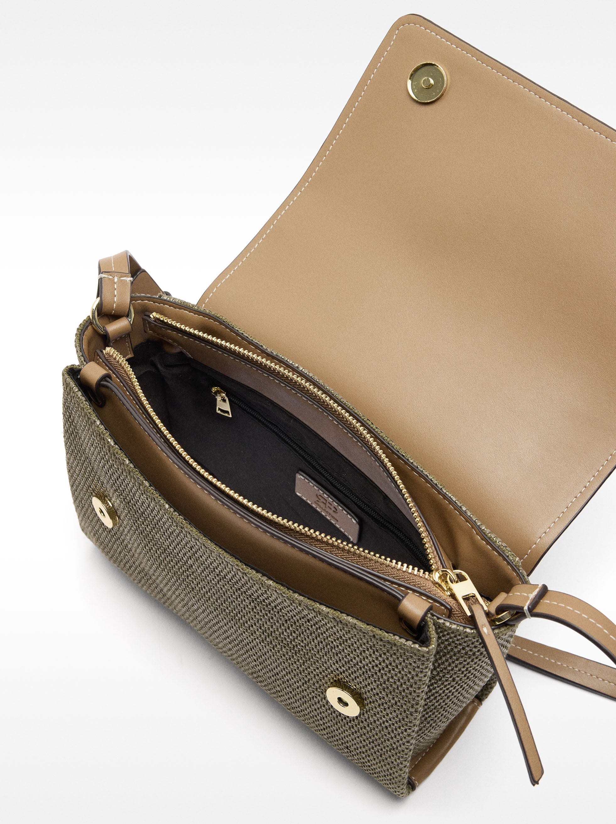 Cartera Bandolera Efecto Rafia Con Cierre De Solapa