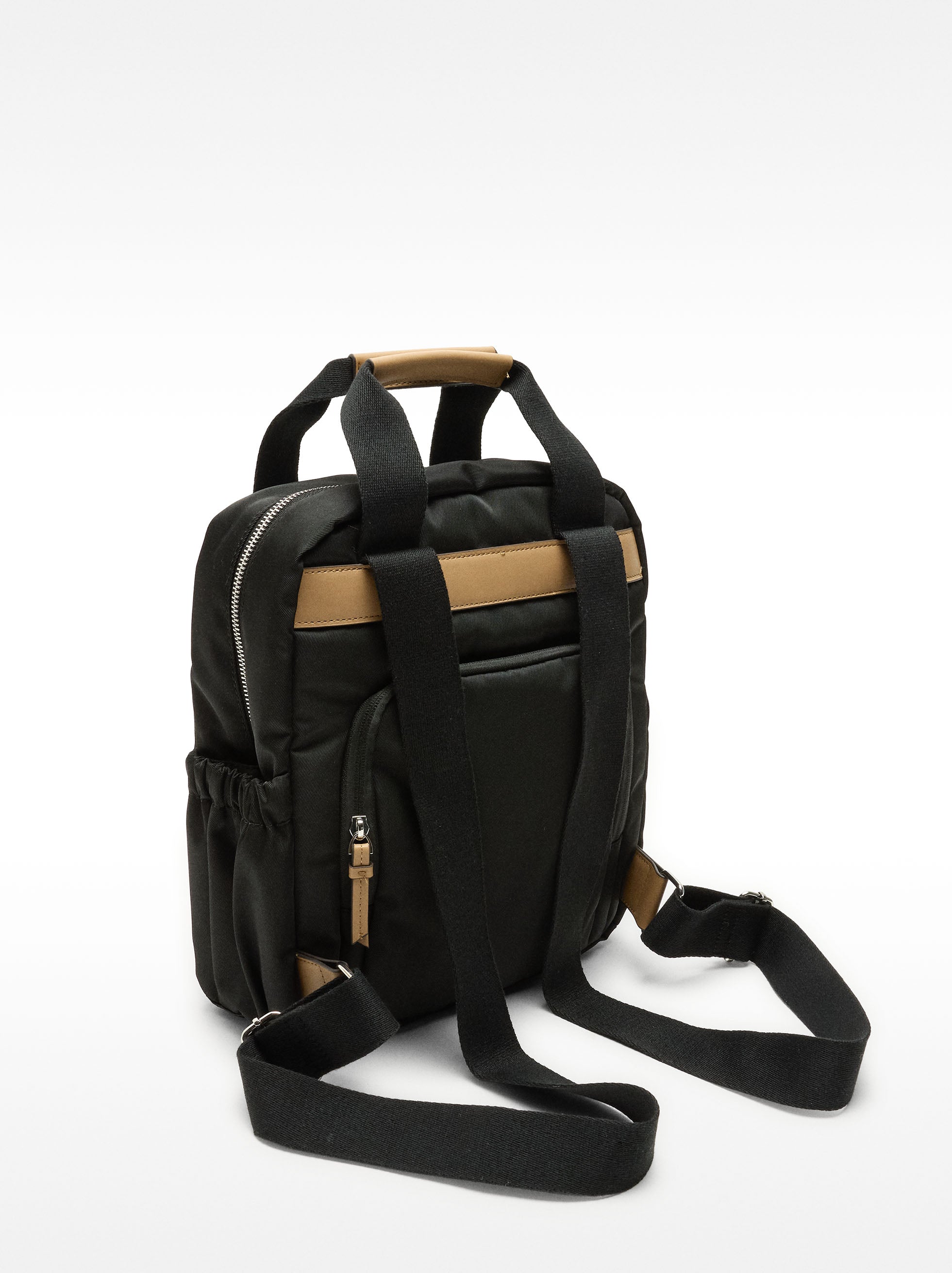 Mochila De Nylon Con Colgante