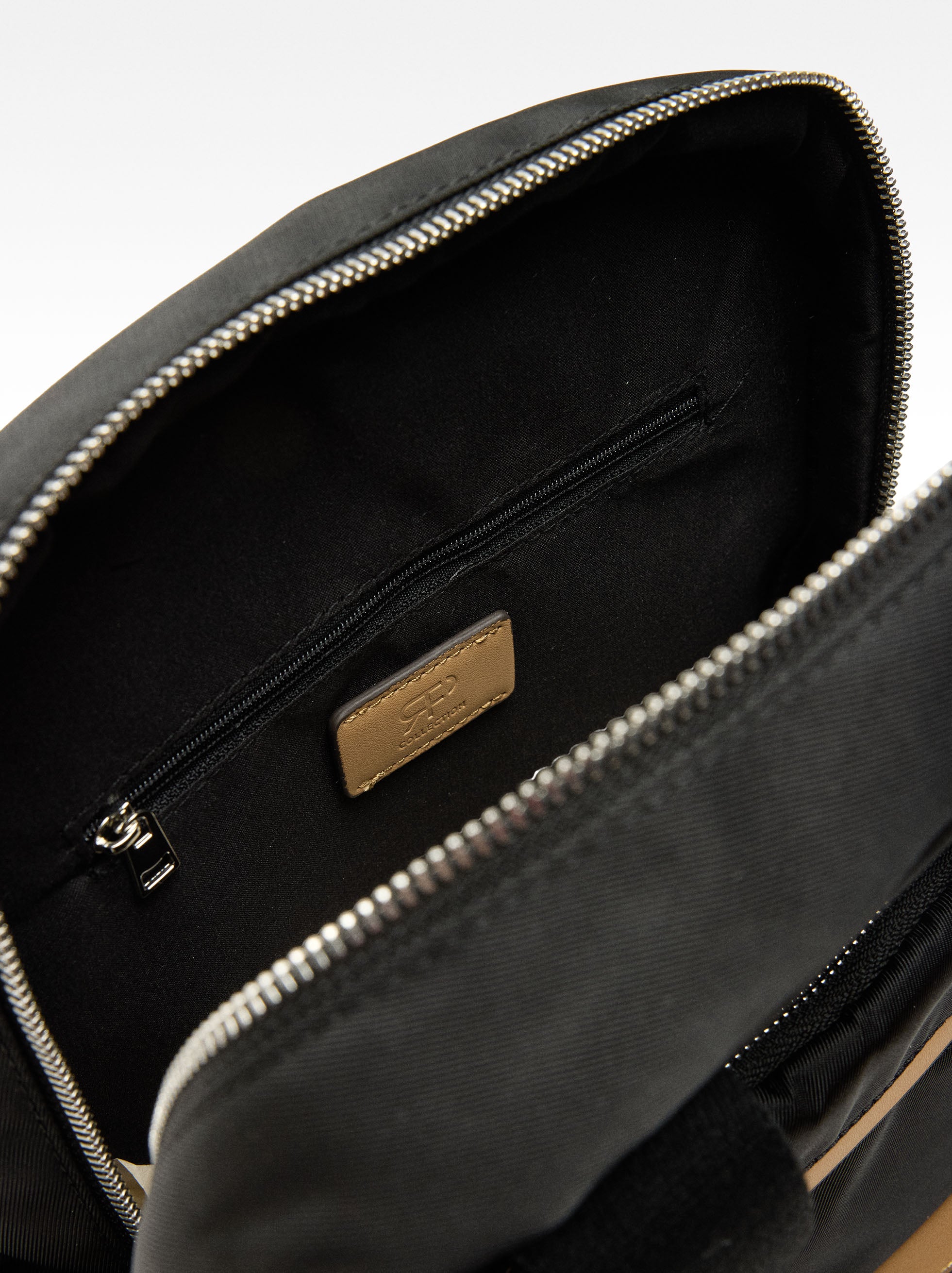 Mochila De Nylon Con Colgante