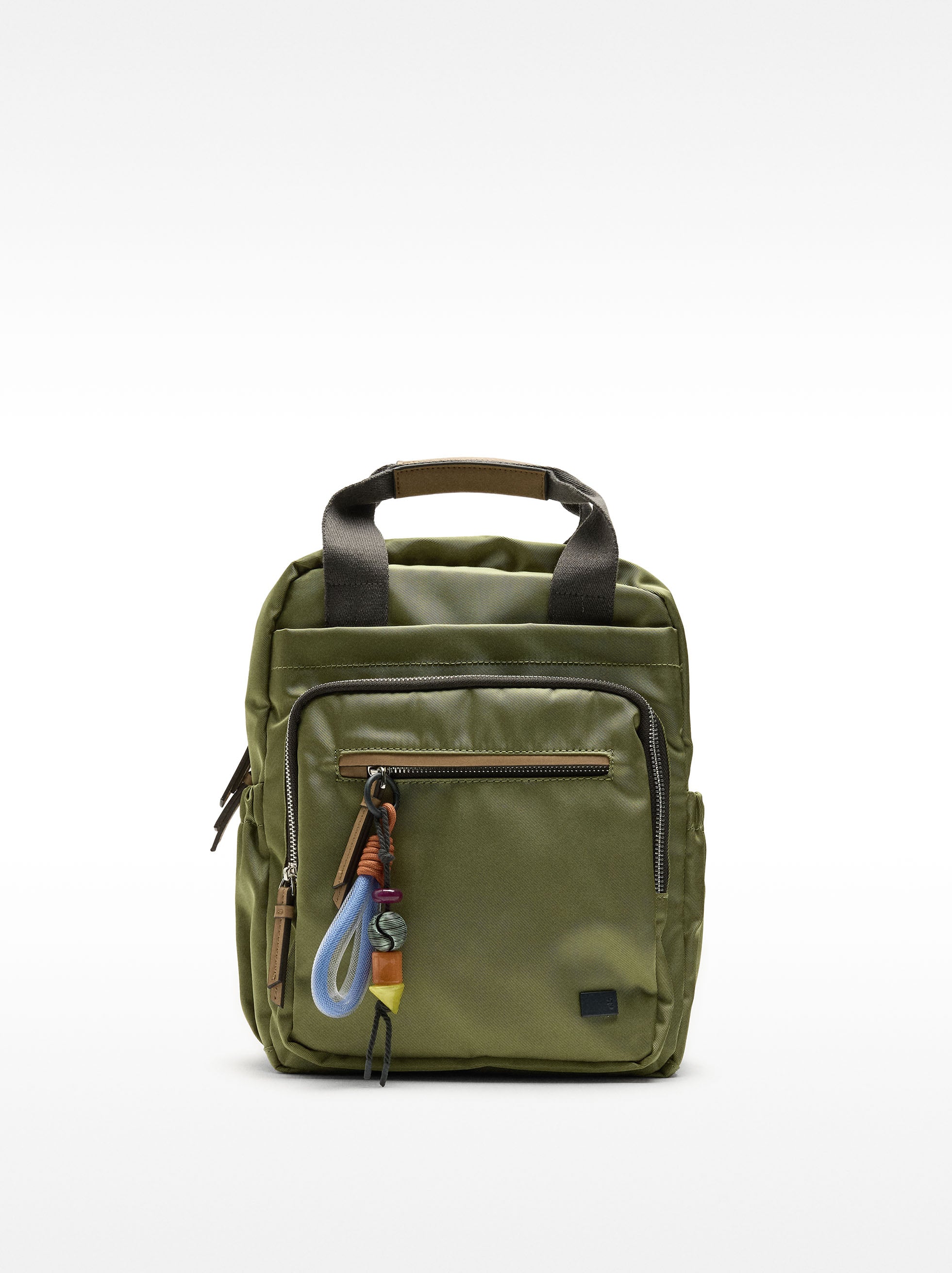 Mochila De Nylon Con Colgante