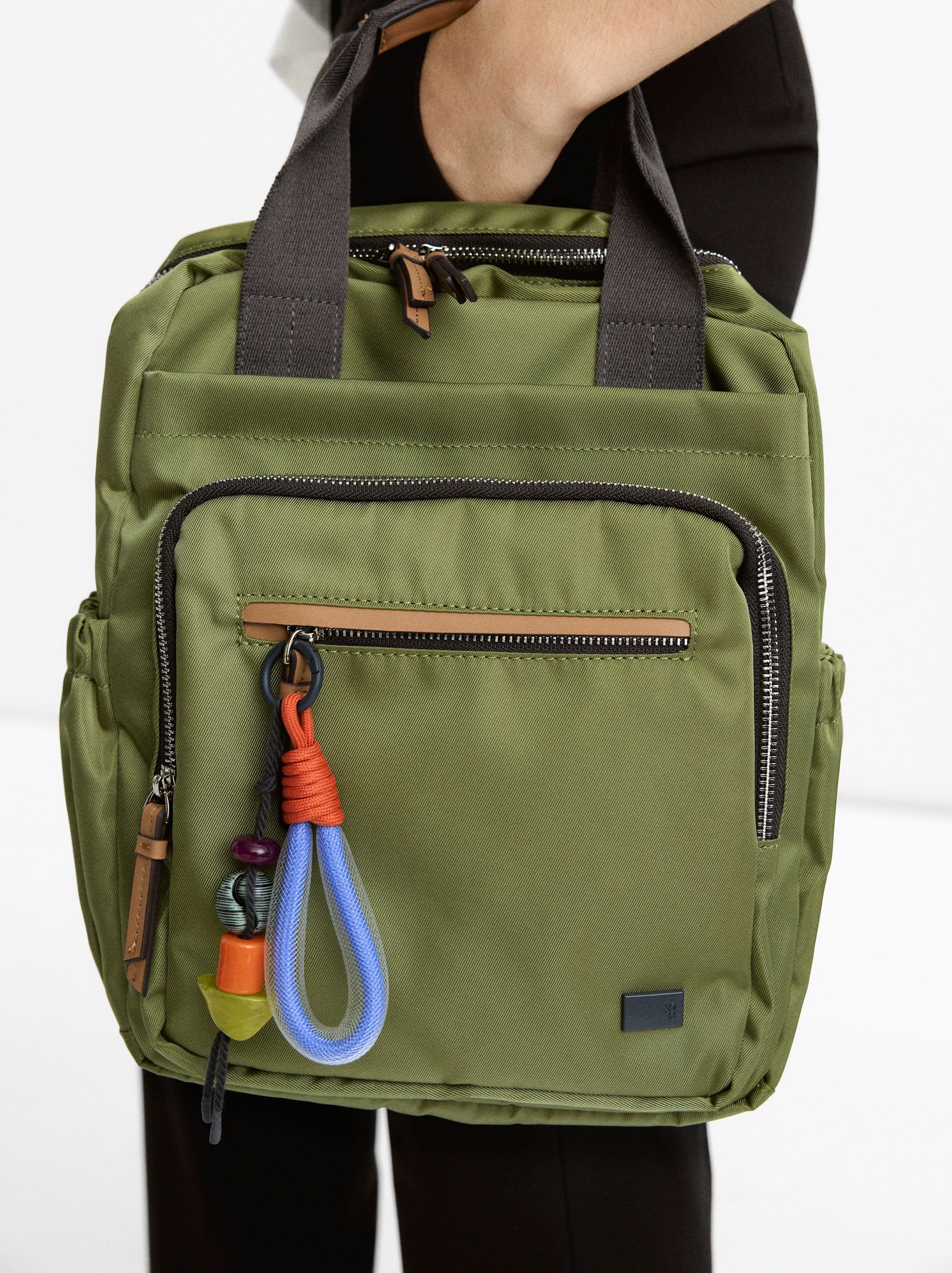 Mochila De Nylon Con Colgante