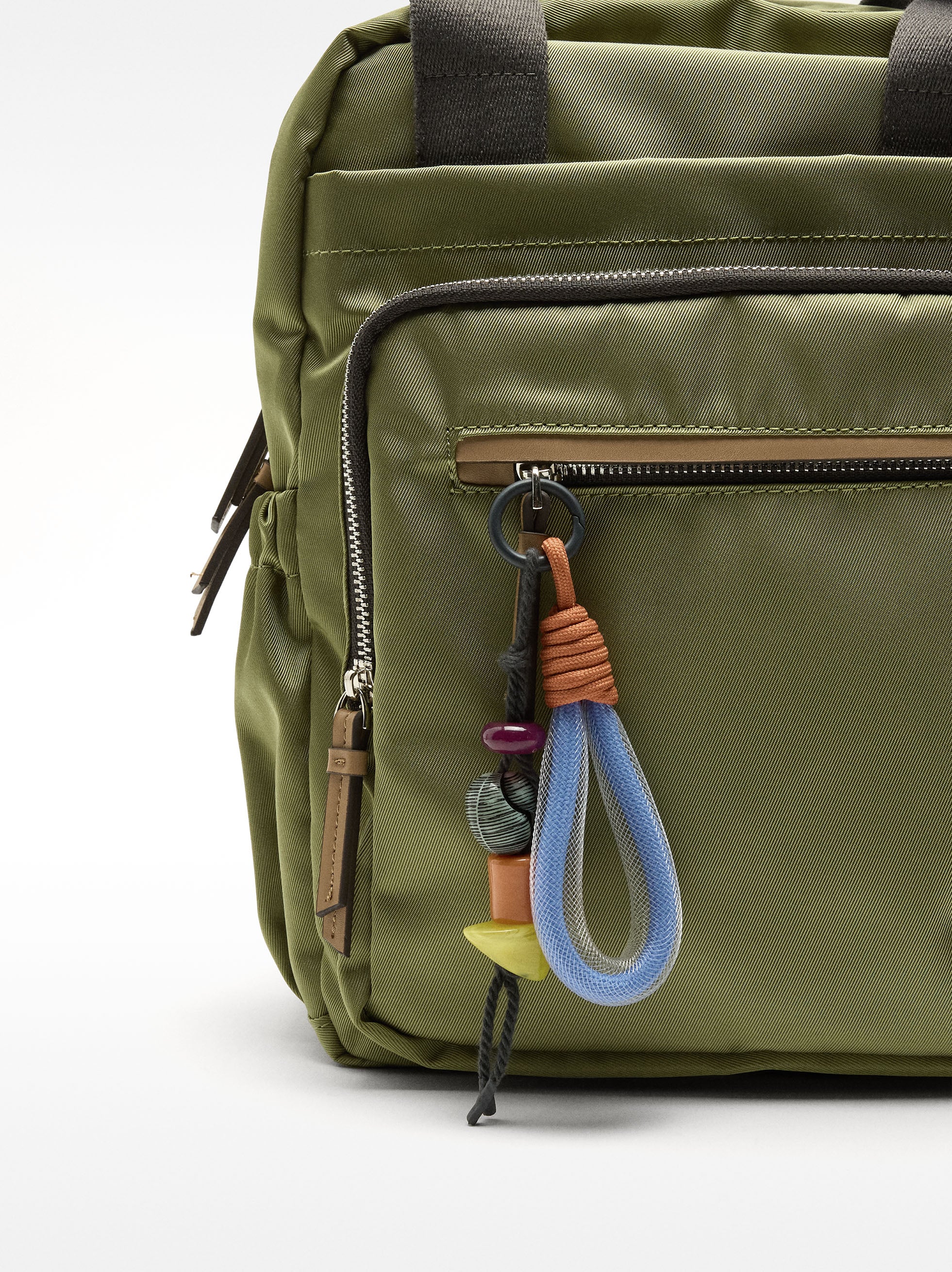 Mochila De Nylon Con Colgante