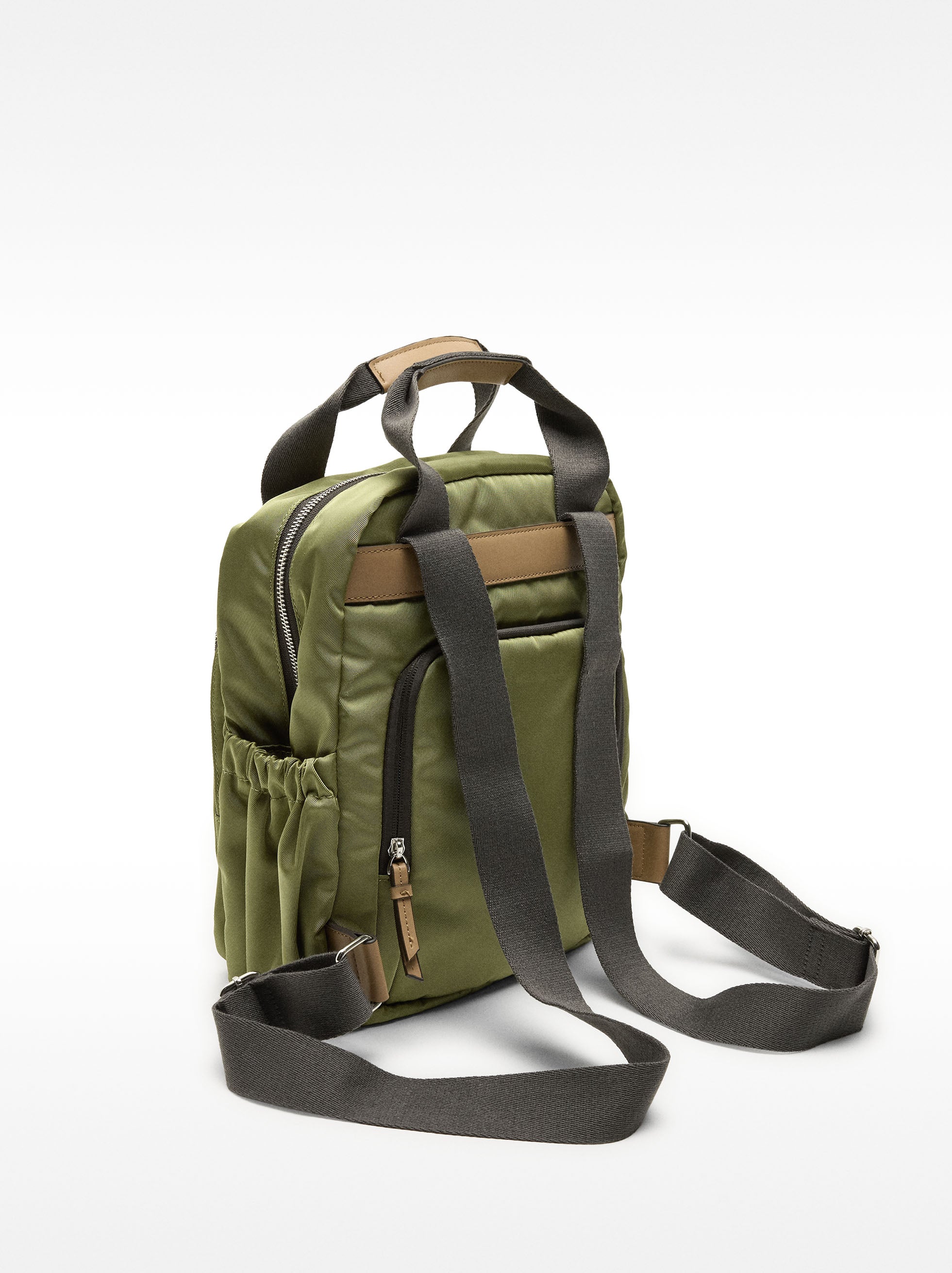 Mochila De Nylon Con Colgante