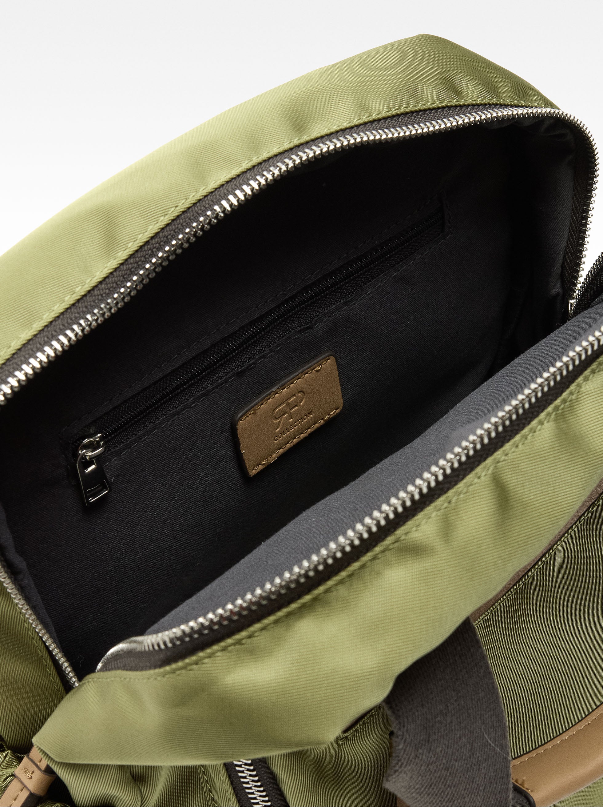 Mochila De Nylon Con Colgante