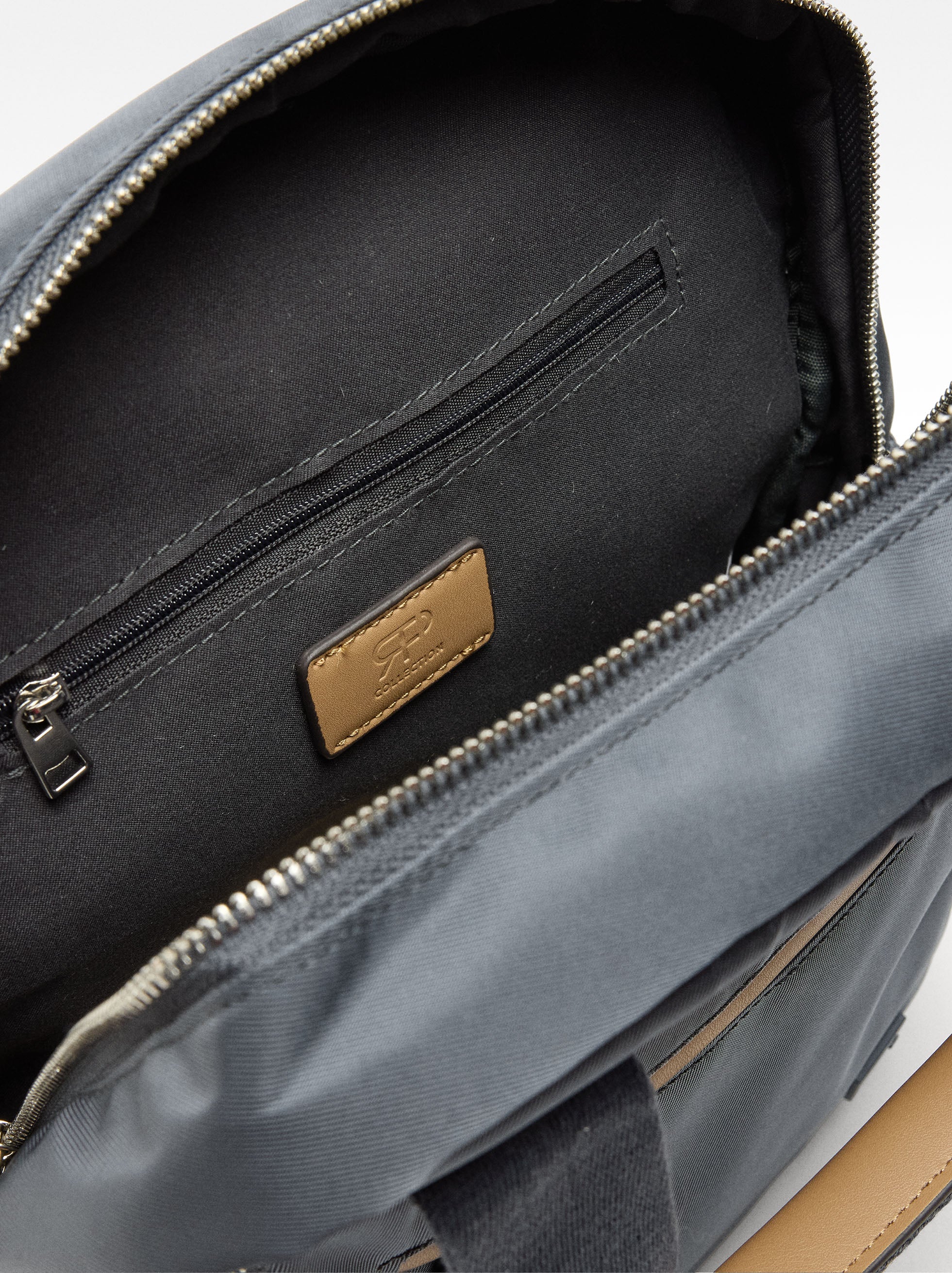 Mochila De Nylon Con Colgante