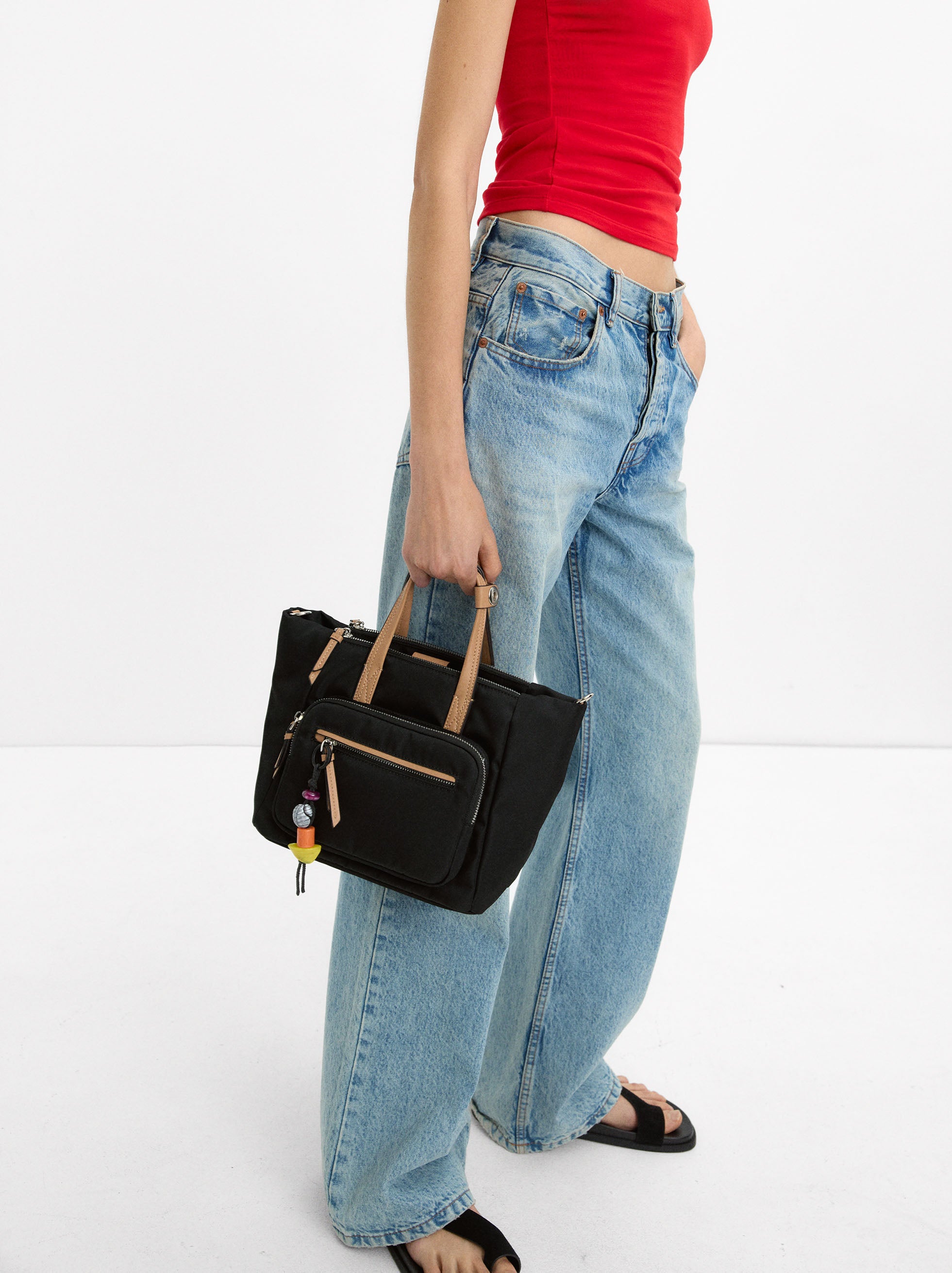 Bolso Tote De Nylon Con Colgante