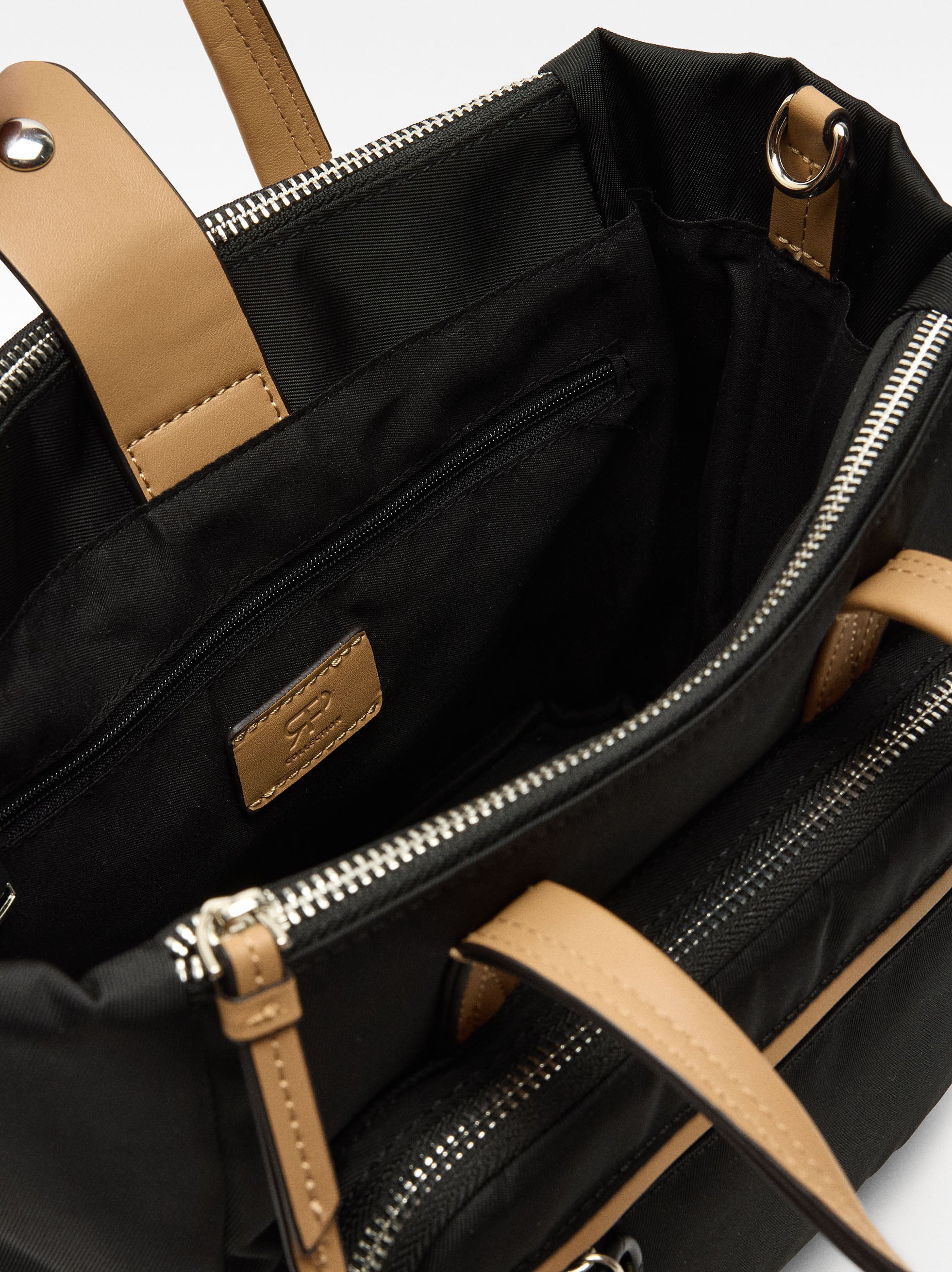 Bolso Tote De Nylon Con Colgante