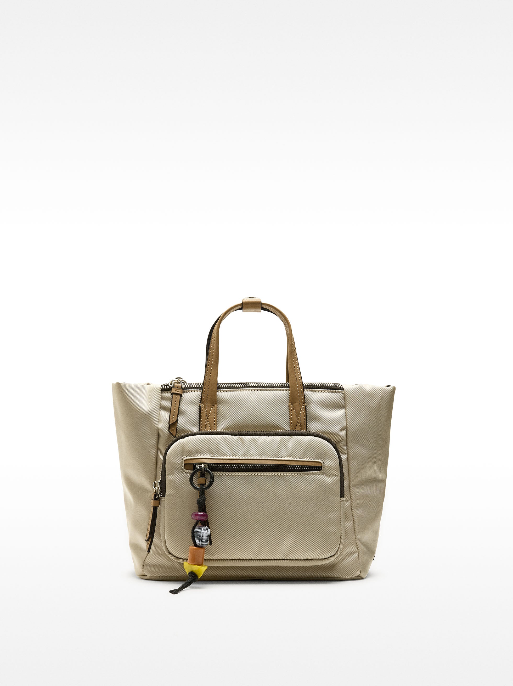 Bolso Tote De Nylon Con Colgante
