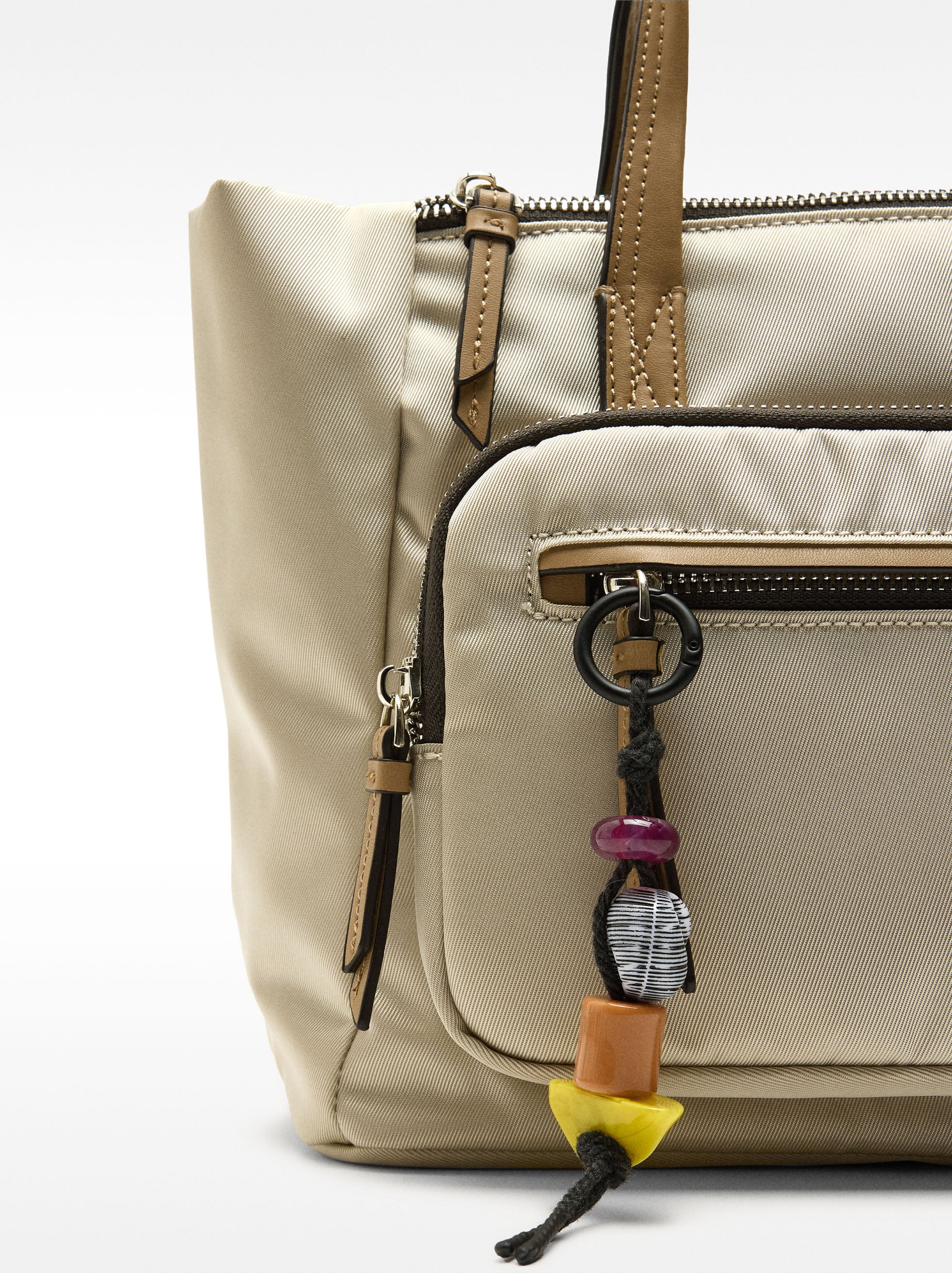 Bolso Tote De Nylon Con Colgante