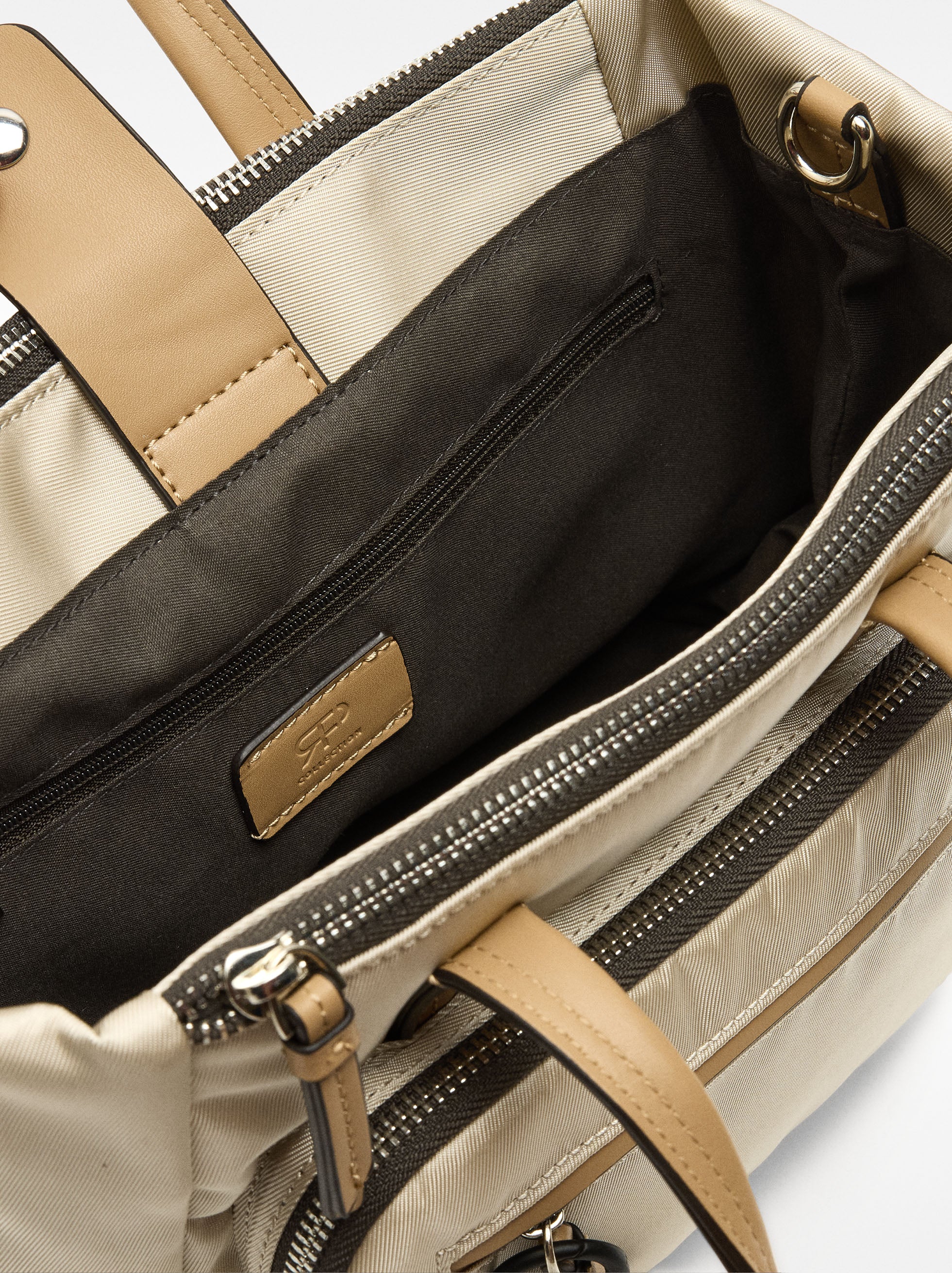 Bolso Tote De Nylon Con Colgante