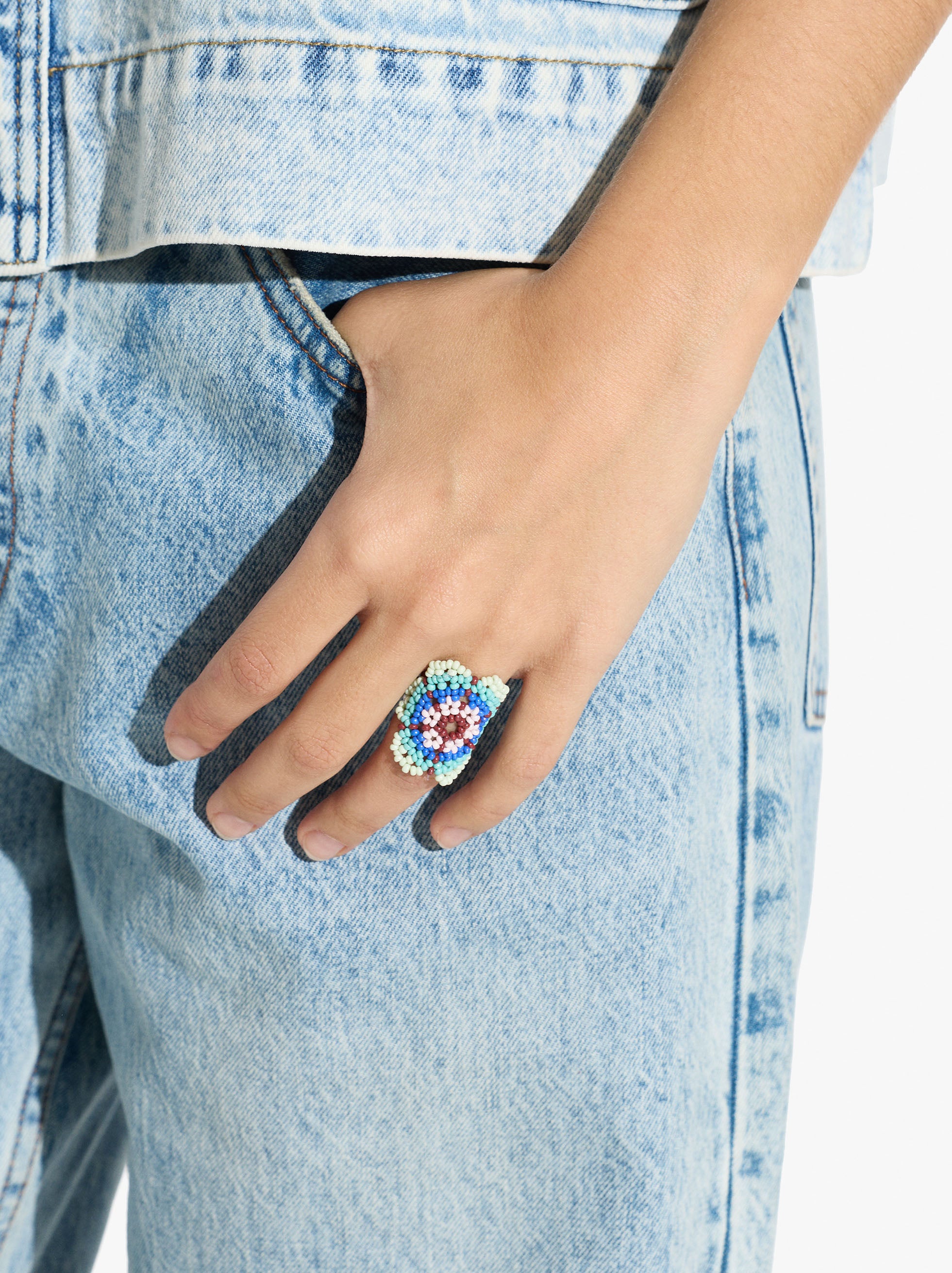 Anillo Con Flor De Abalorios