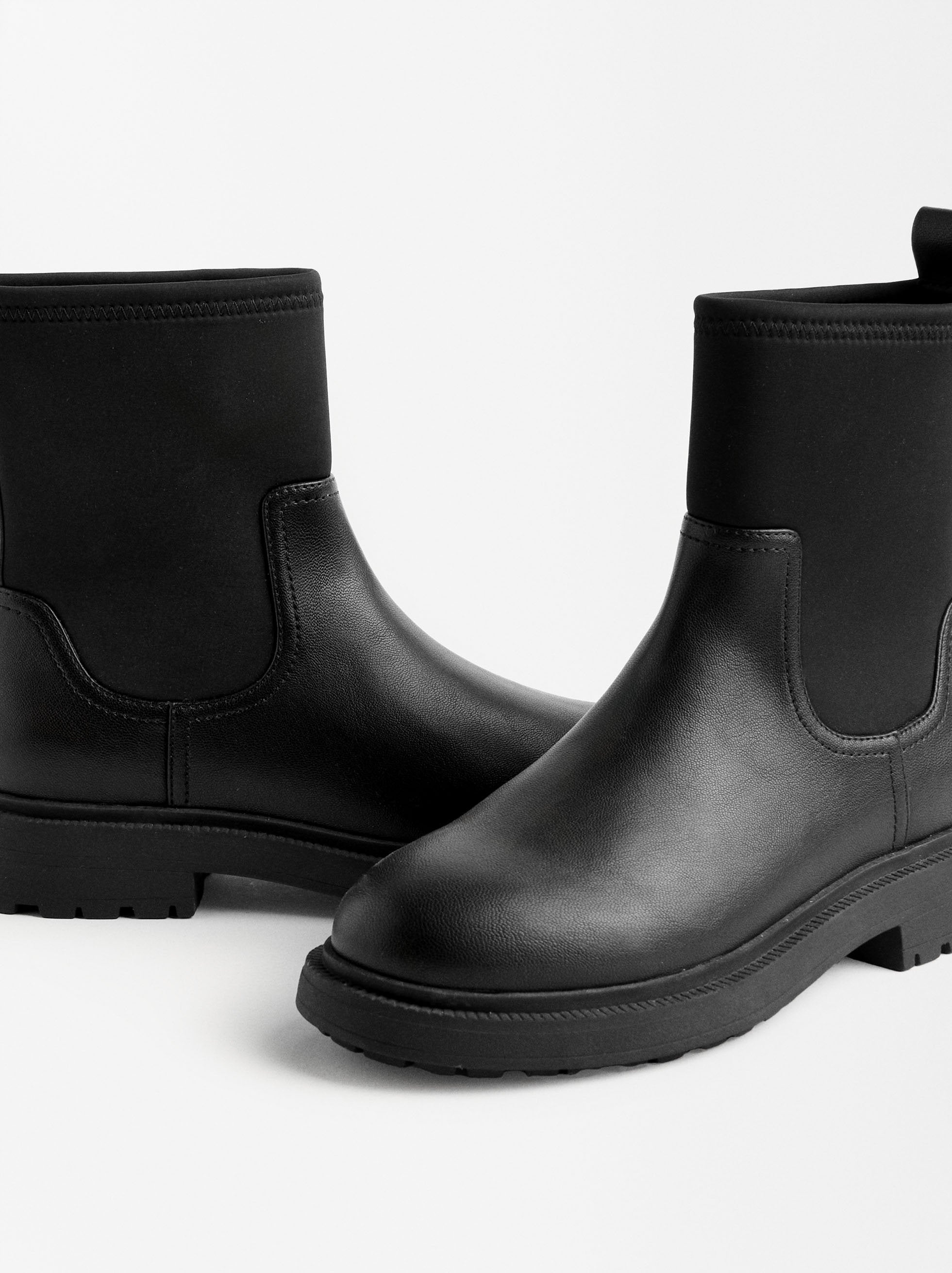 Botines Planos Con Elástico Efecto Neopreno