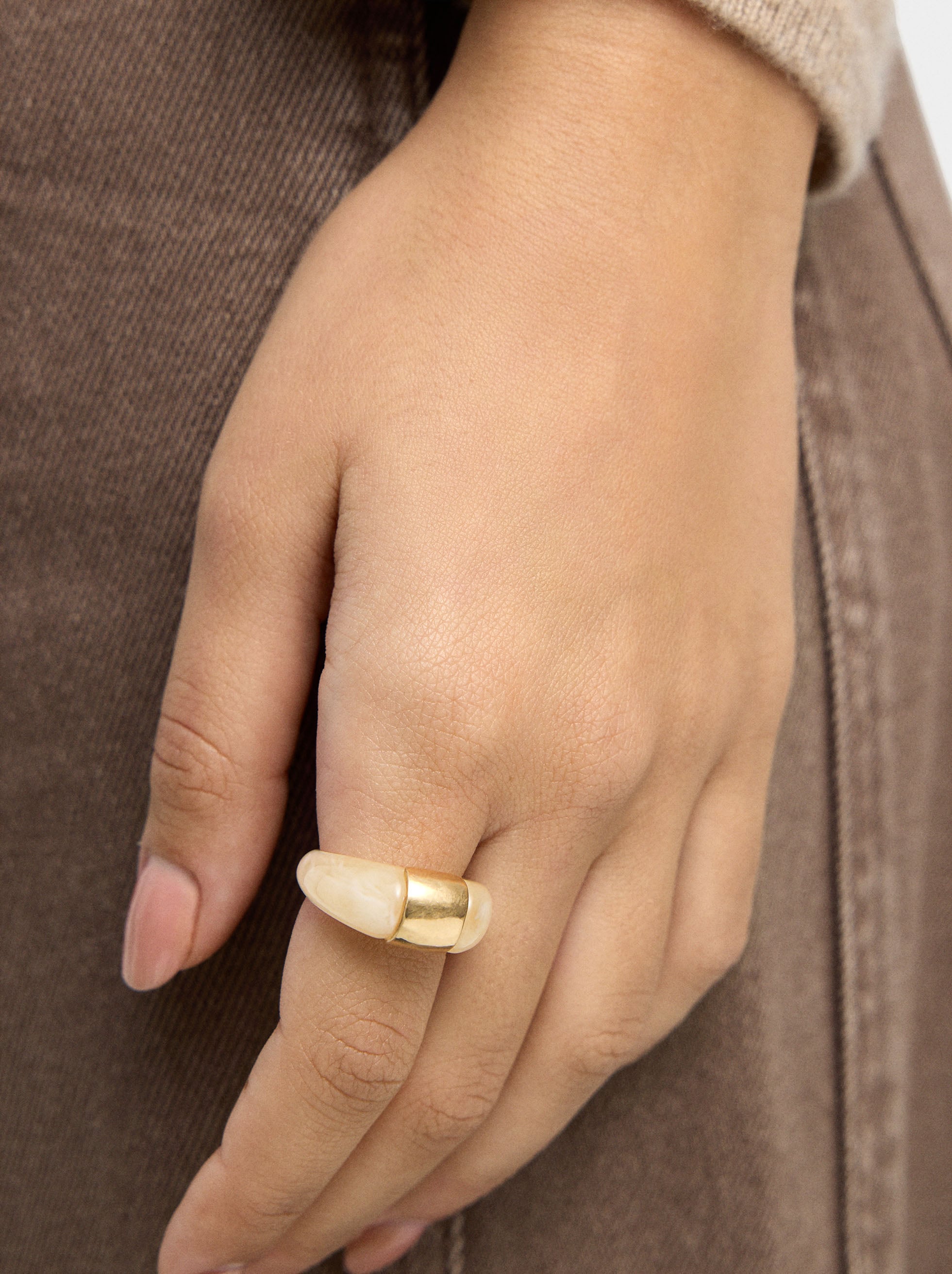 Anillo De Resina Con Detalle Metálico