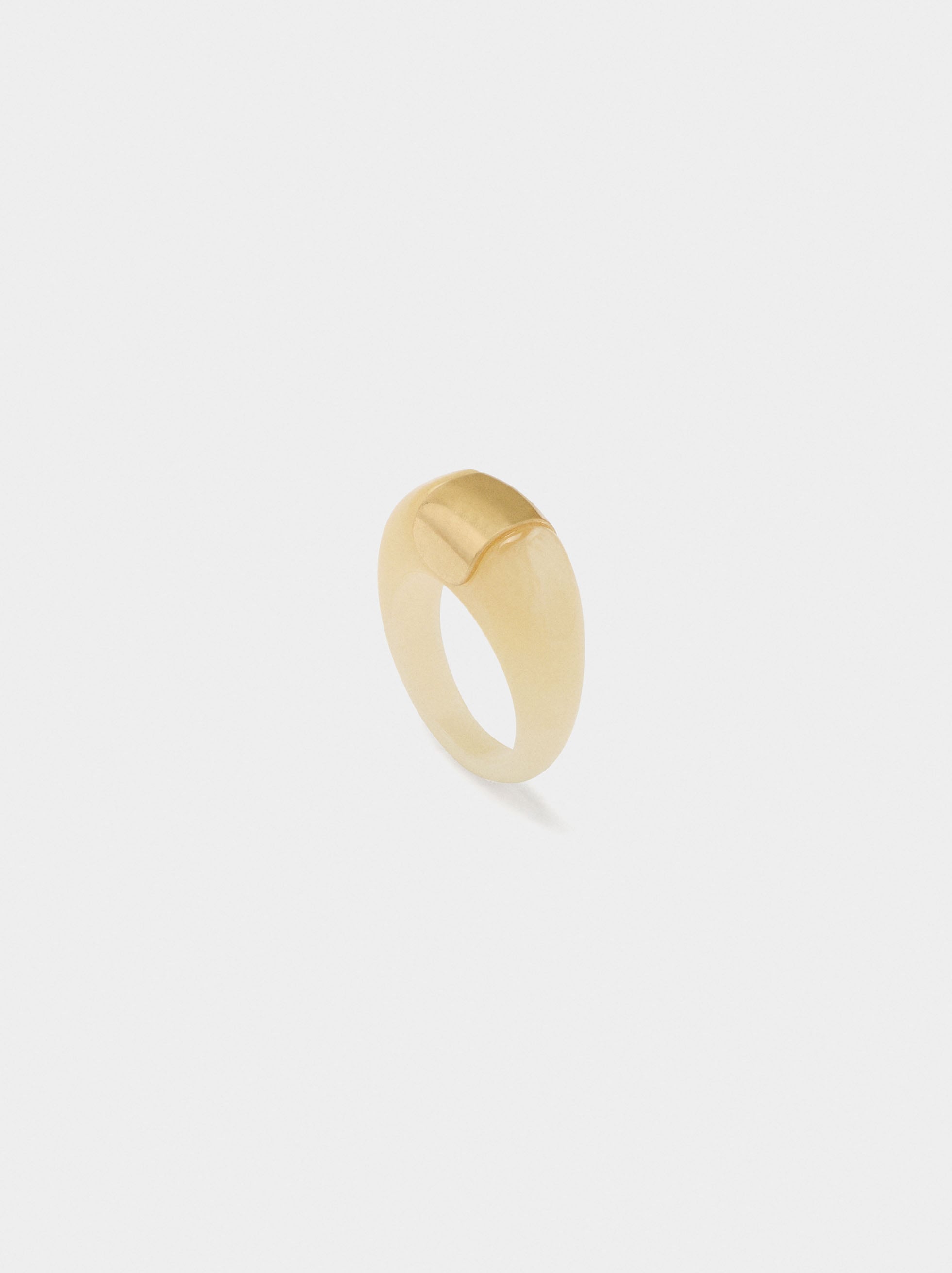 Anillo De Resina Con Detalle Metálico