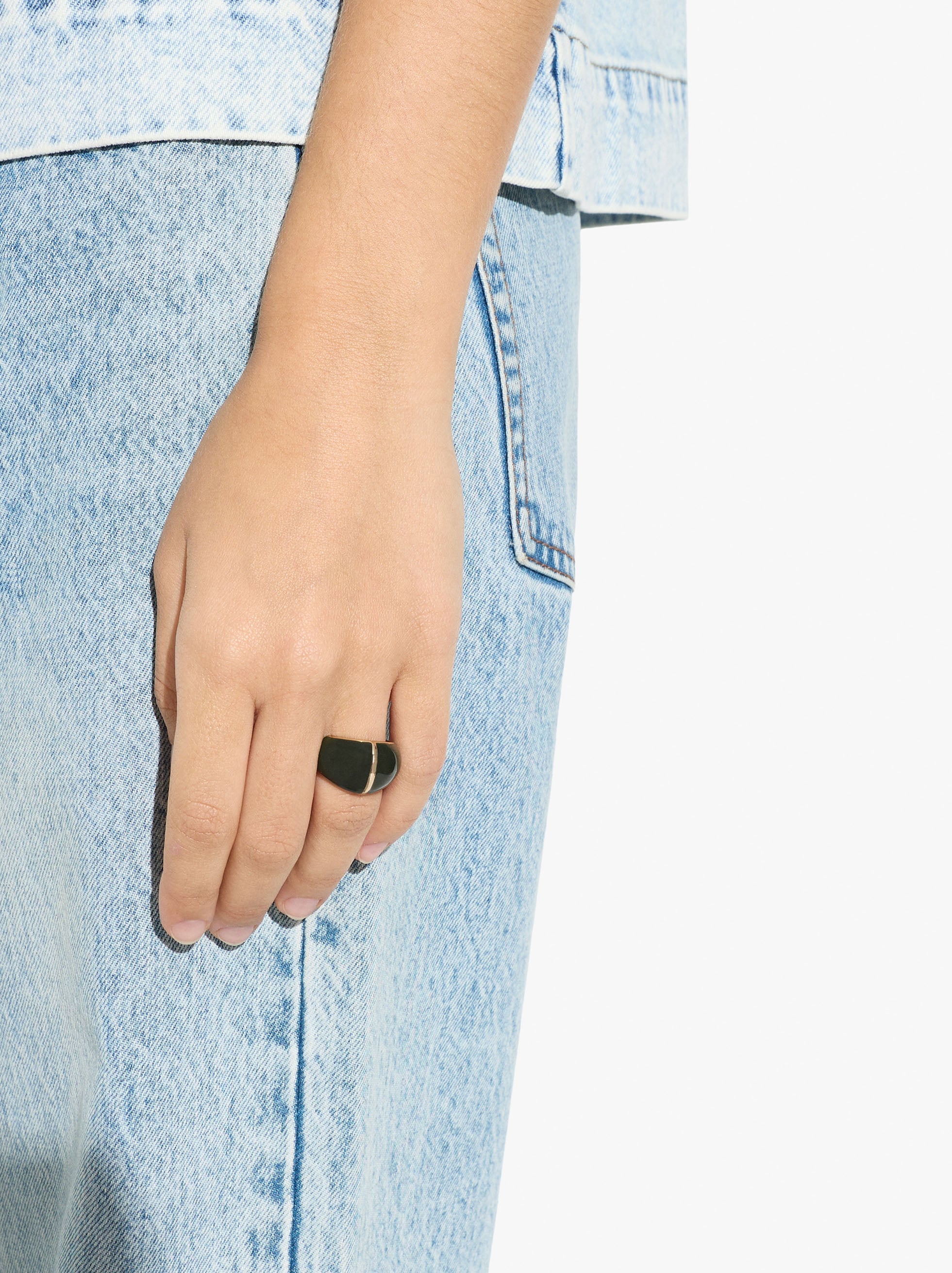 Anillo Redondeado Con Esmalte