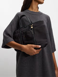 Bolso Tote De Nylon Con Colgante