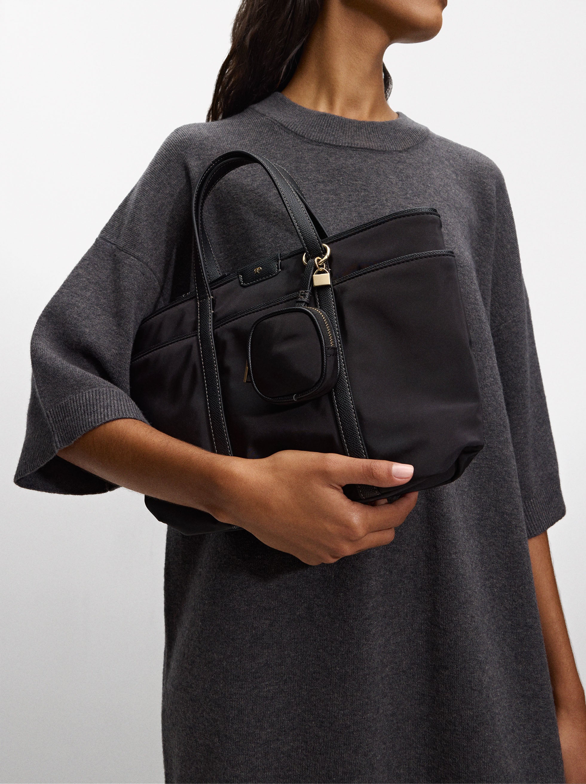 Bolso Tote De Nylon Con Colgante
