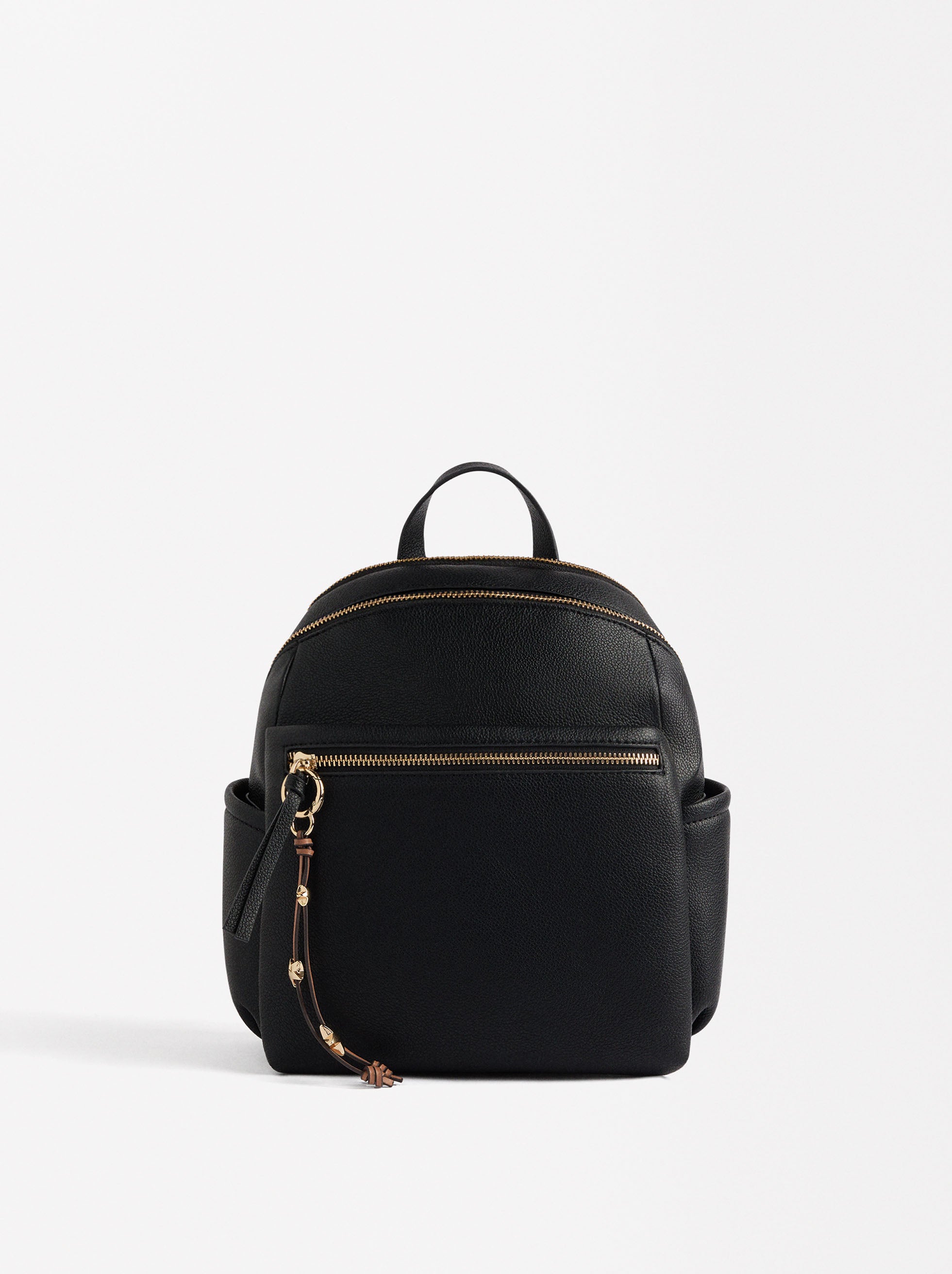 Mochila Con Textura Y Colgante