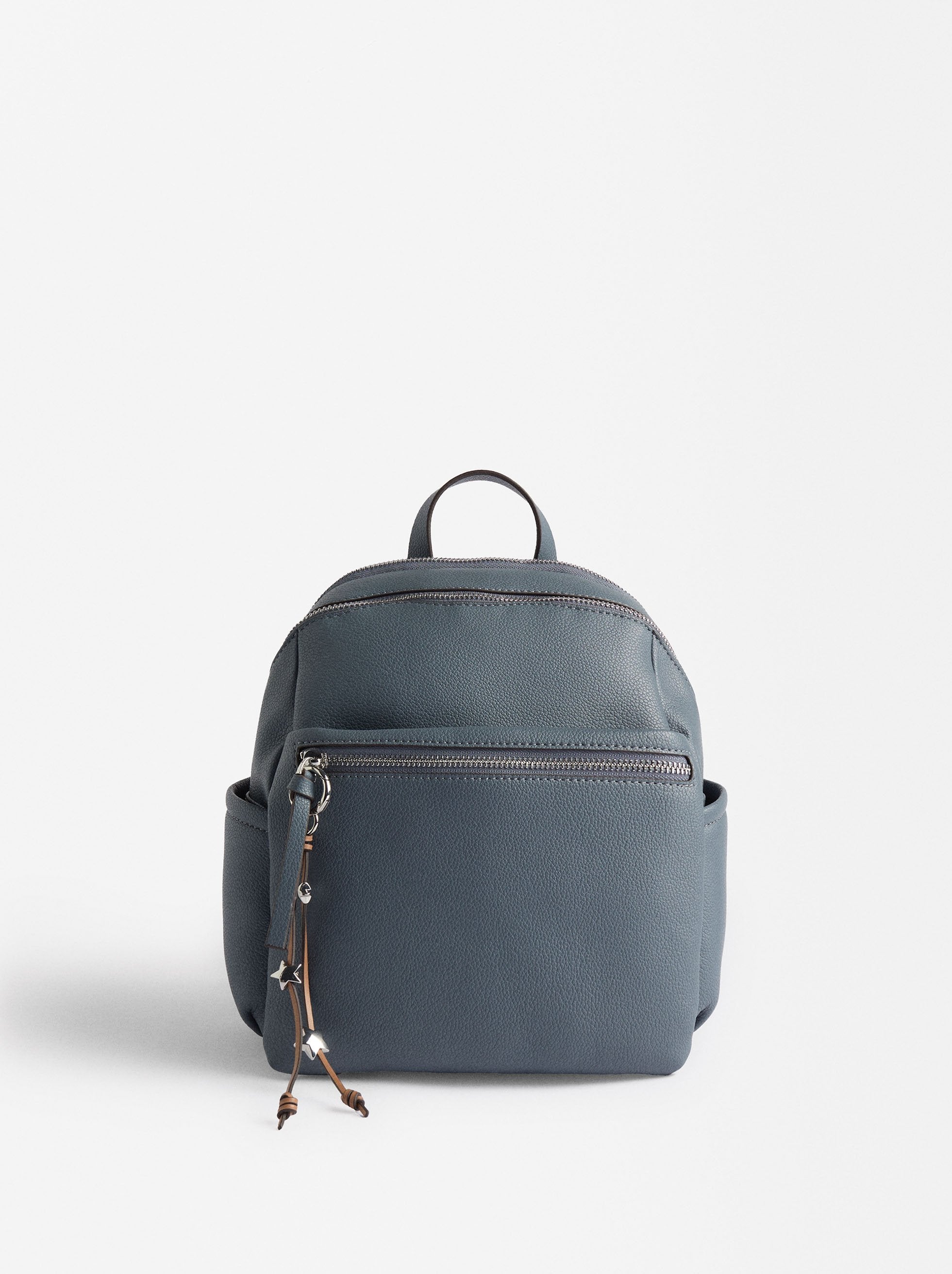 Mochila Con Textura Y Colgante
