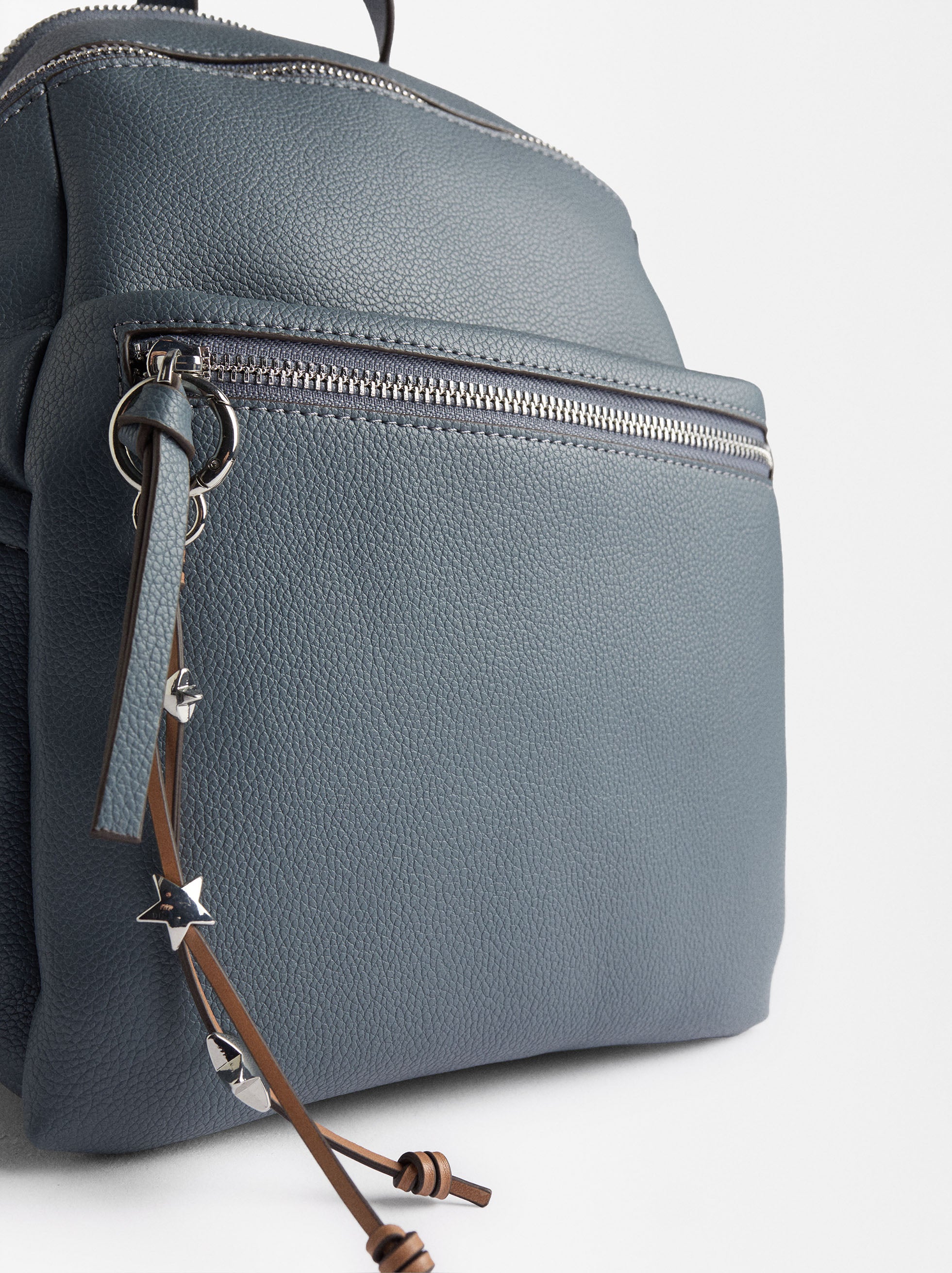 Mochila Con Textura Y Colgante