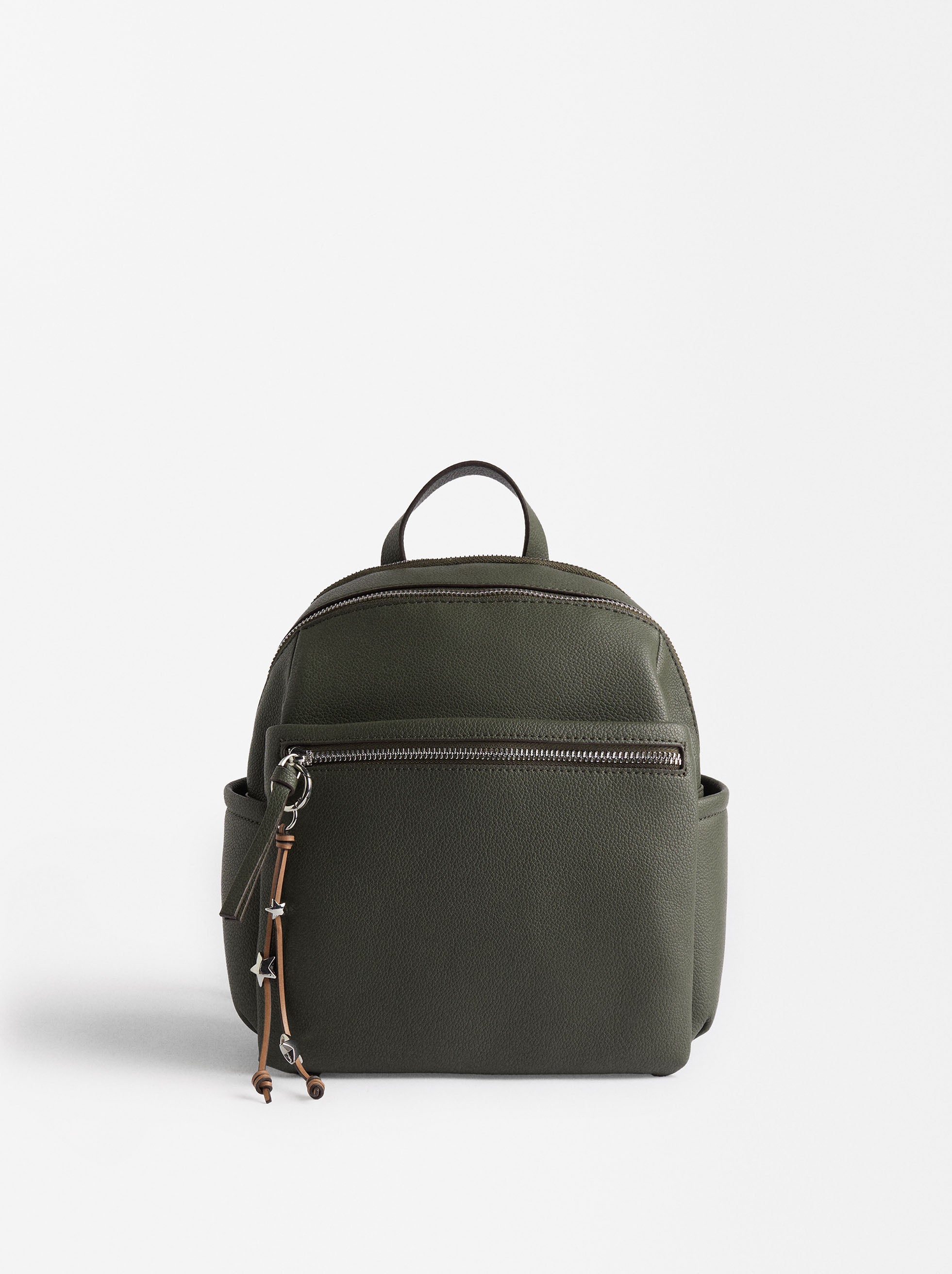 Mochila Con Textura Y Colgante