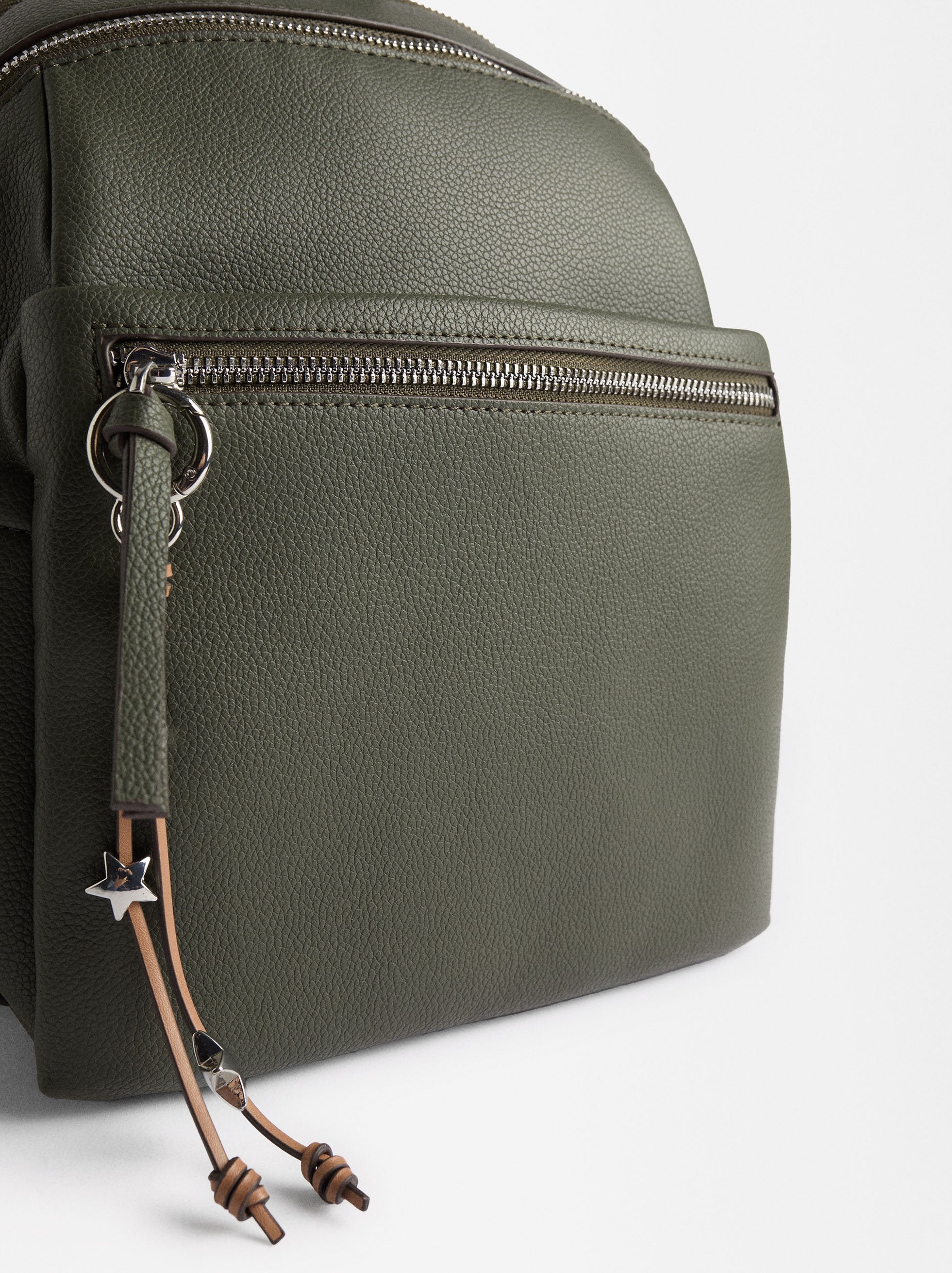Mochila Con Textura Y Colgante