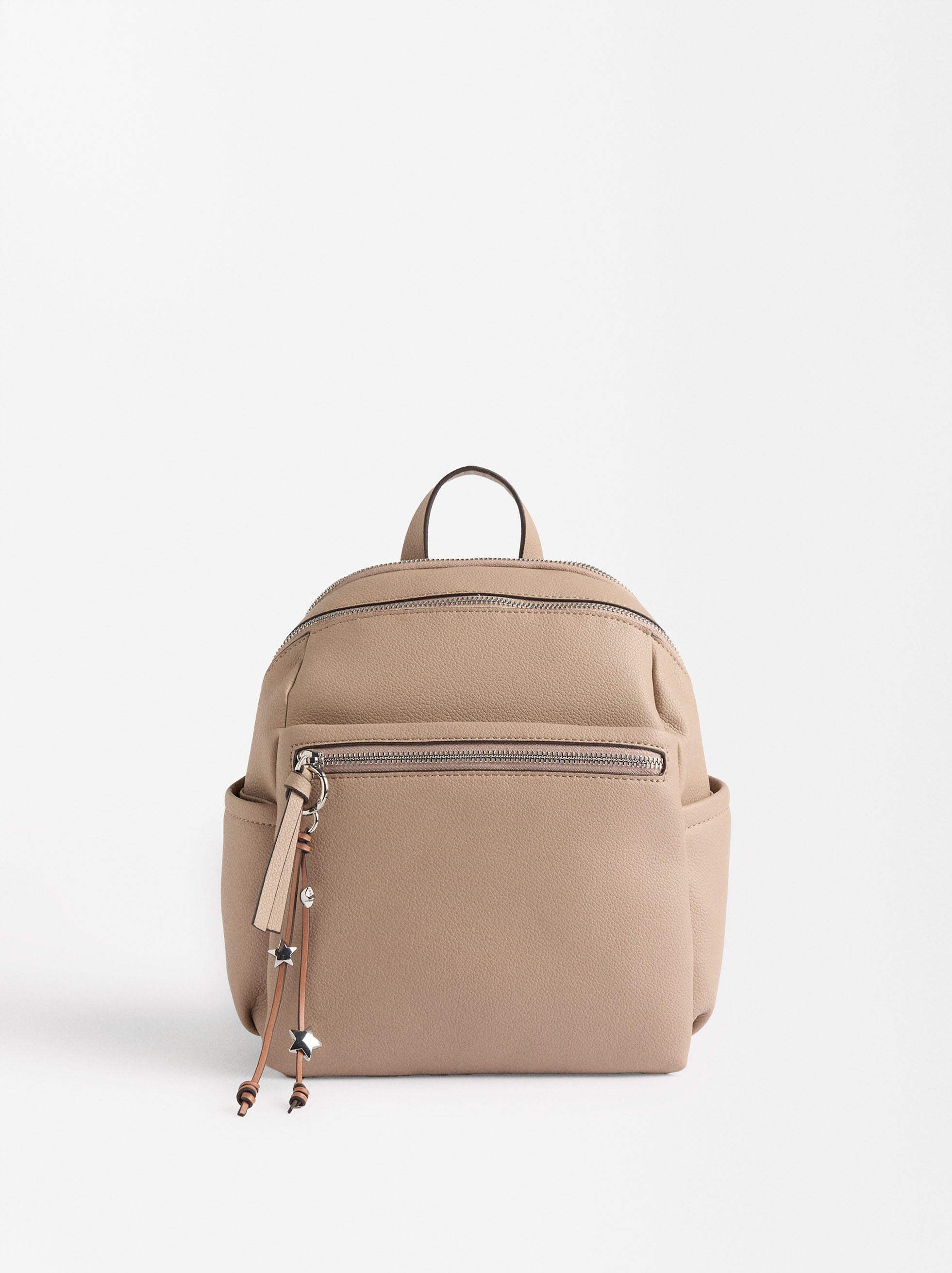 Mochila Con Textura Y Colgante