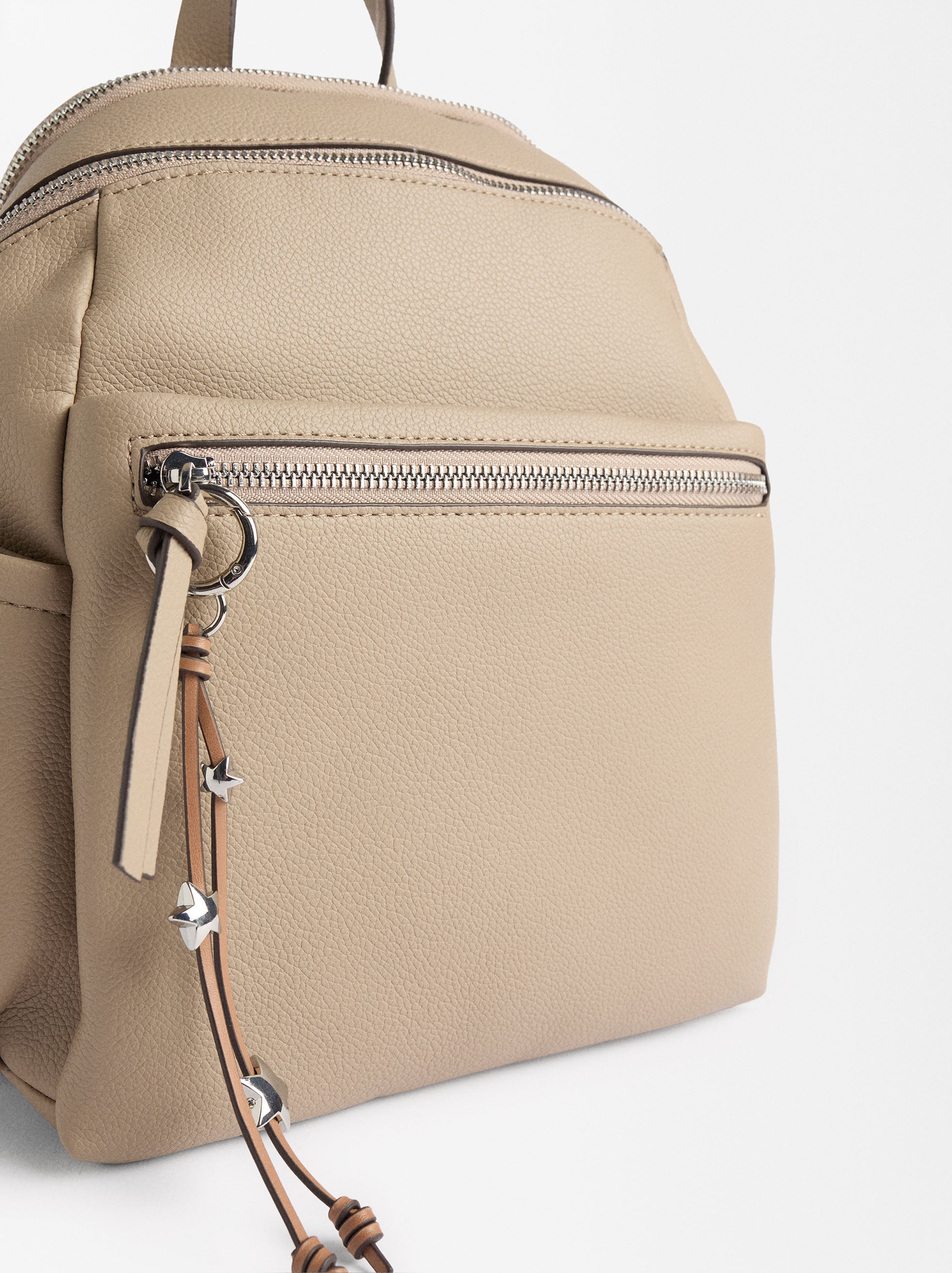 Mochila Con Textura Y Colgante