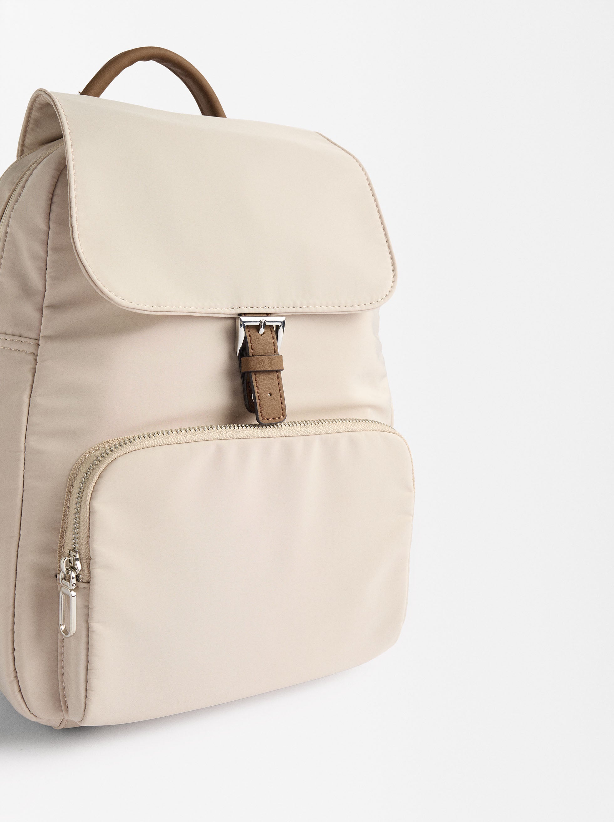 Mochila De Nylon Con Colgante