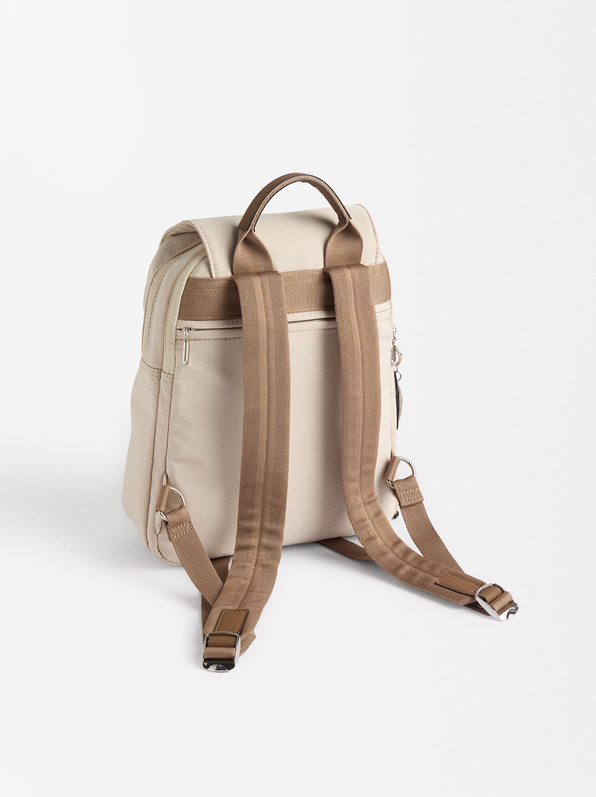 Mochila De Nylon Con Colgante