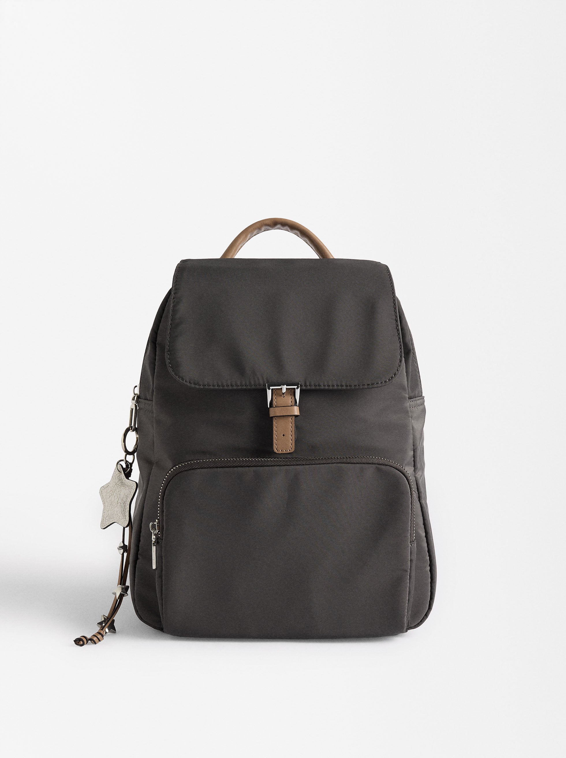 Mochila De Nylon Con Colgante