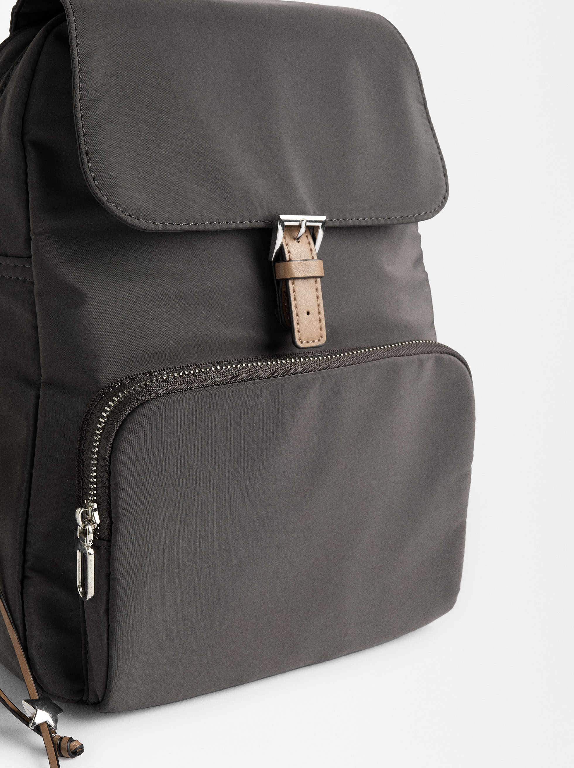 Mochila De Nylon Con Colgante