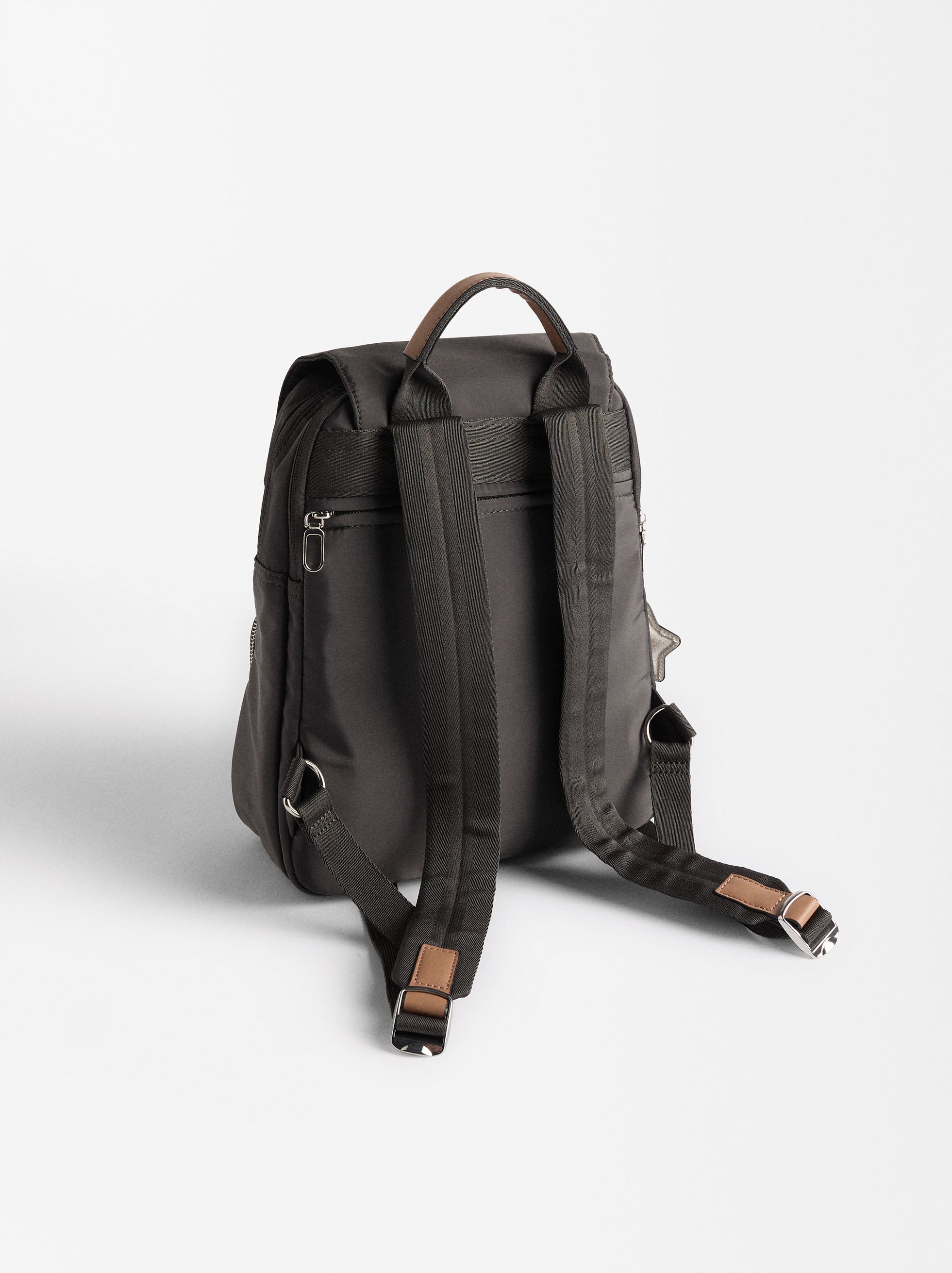 Mochila De Nylon Con Colgante