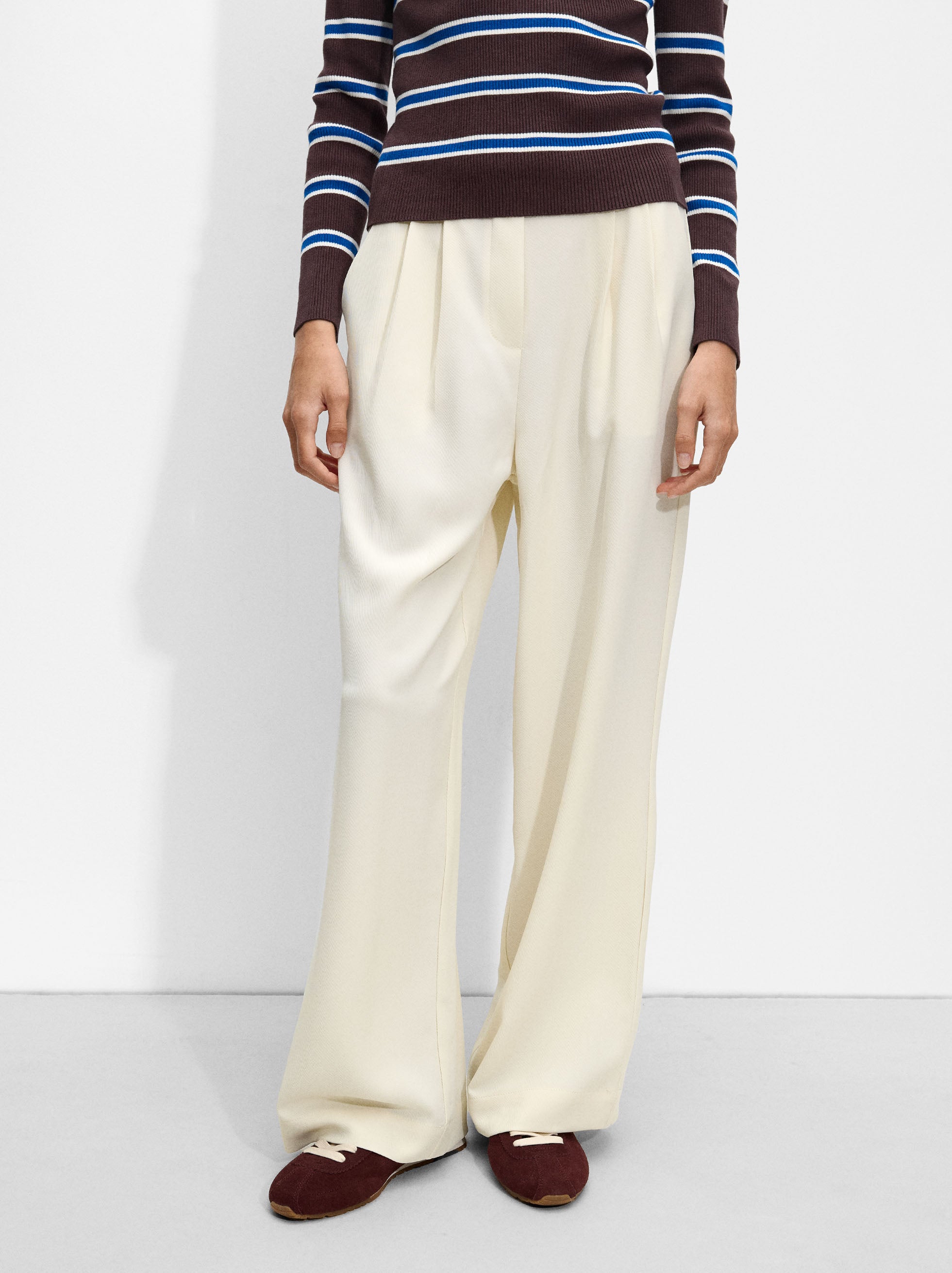 Pantalón Fluido Con Pinzas