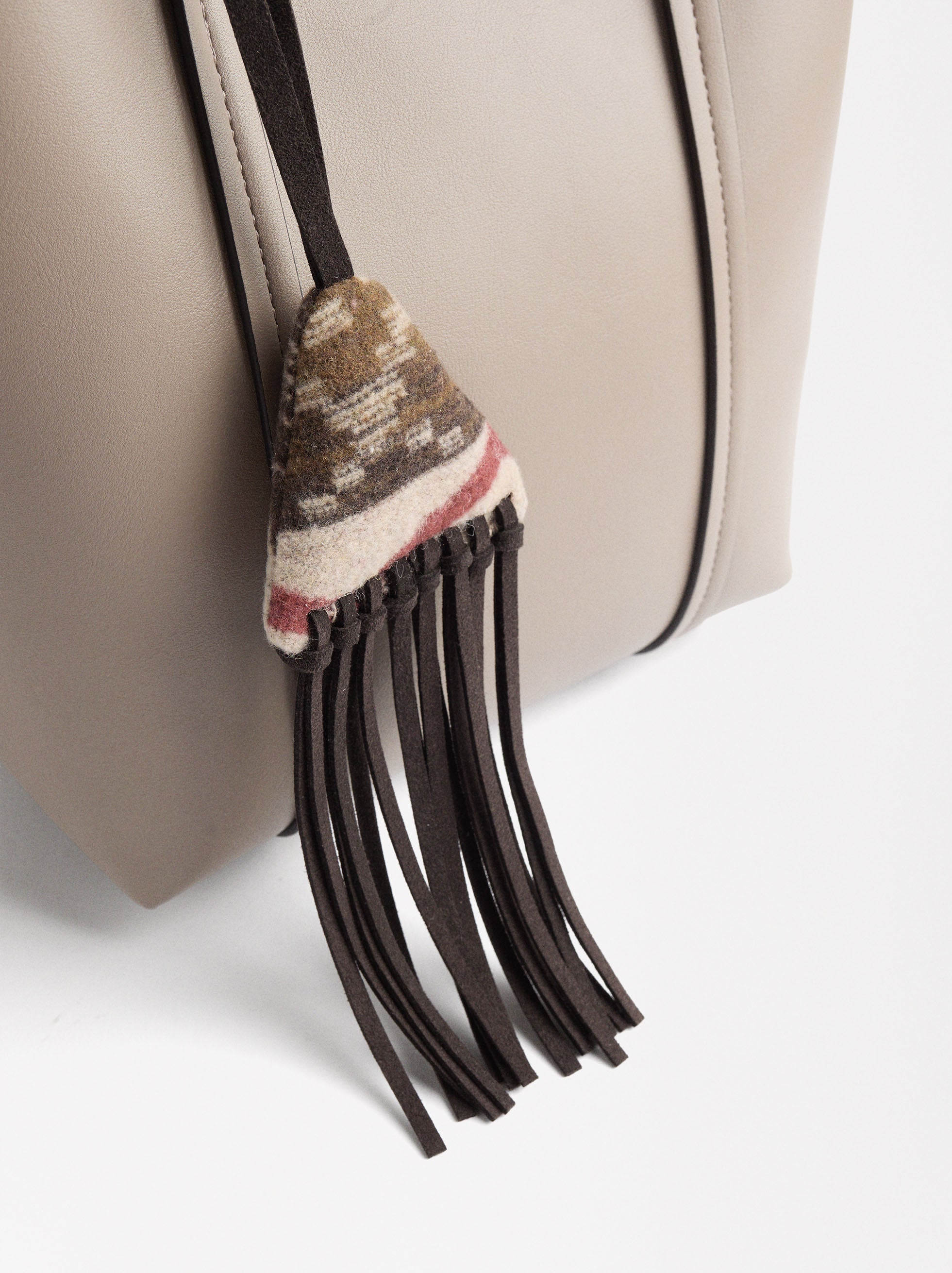 Bolso Tote Con Colgante De Lana