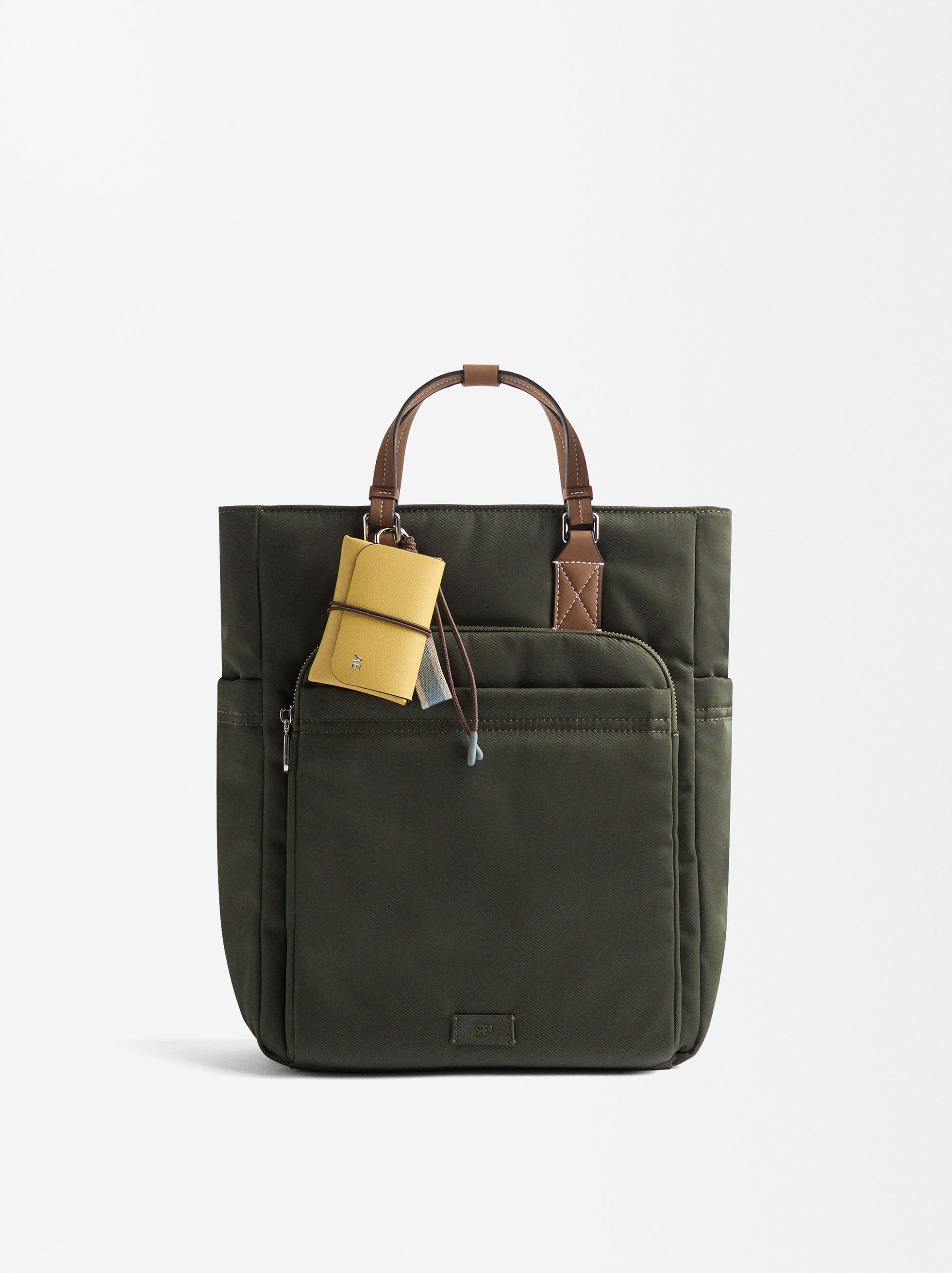 Mochila De Nylon Con Colgante