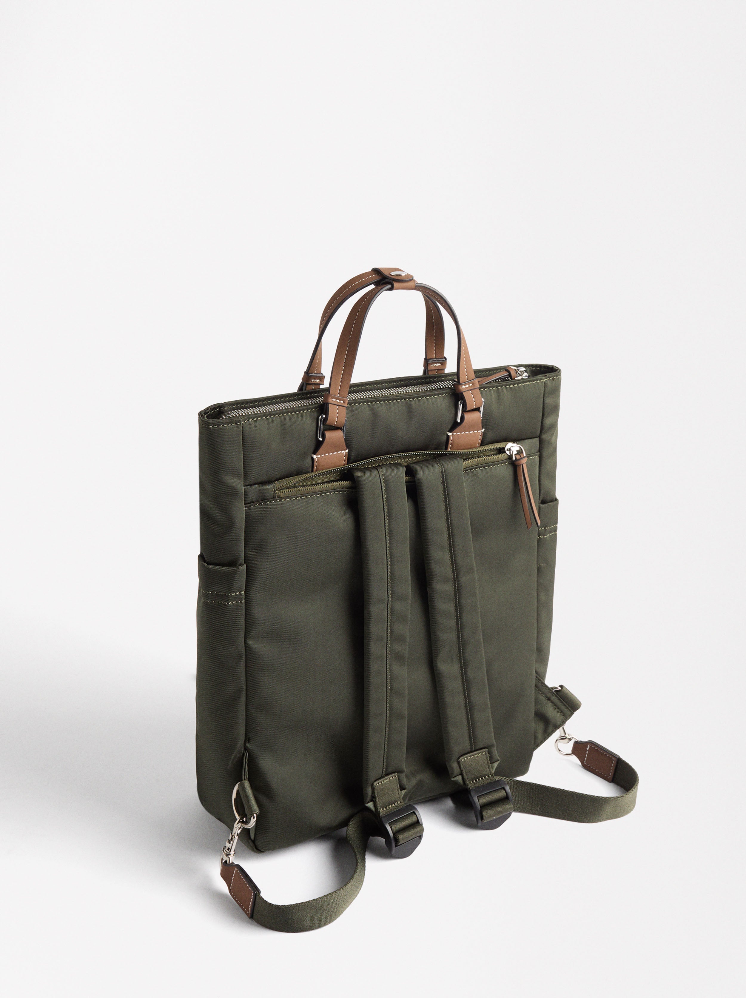 Mochila De Nylon Con Colgante