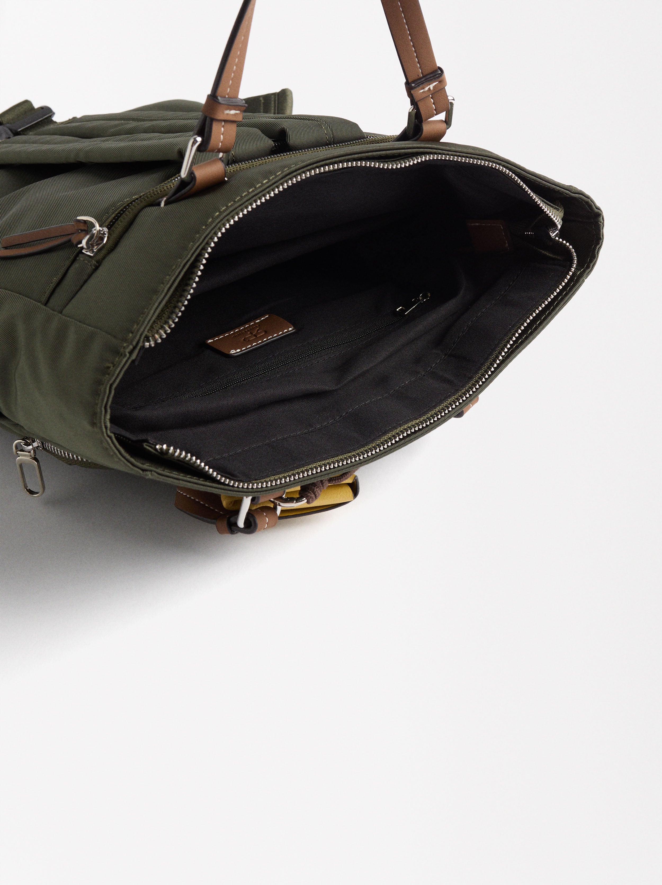 Mochila De Nylon Con Colgante