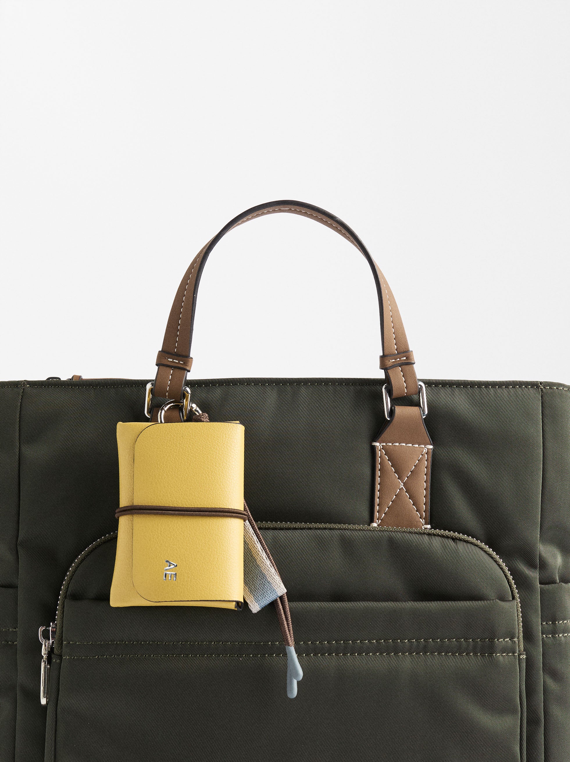 Mochila De Nylon Con Colgante