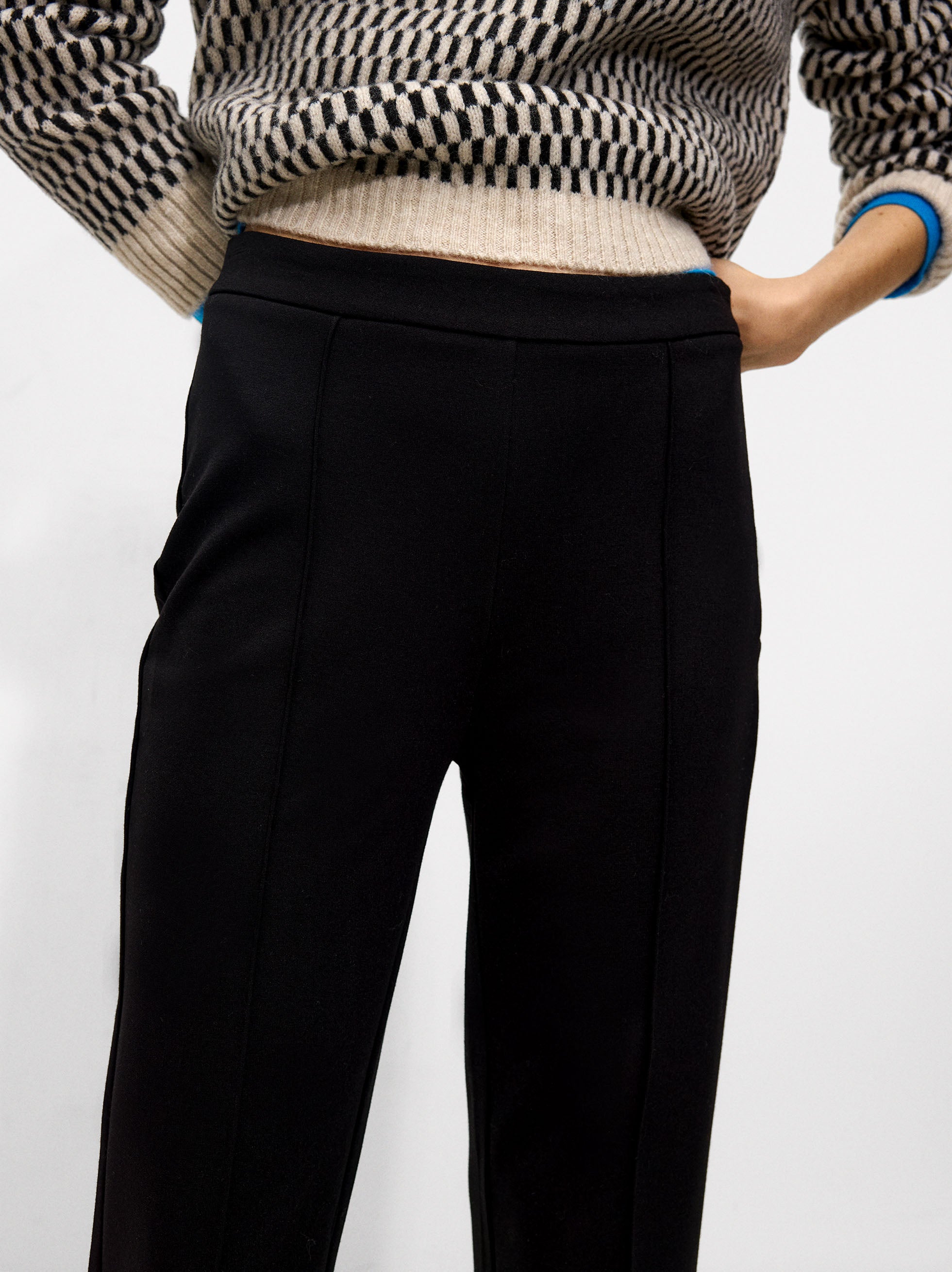 Pantalón Con Detalle De Costuras
