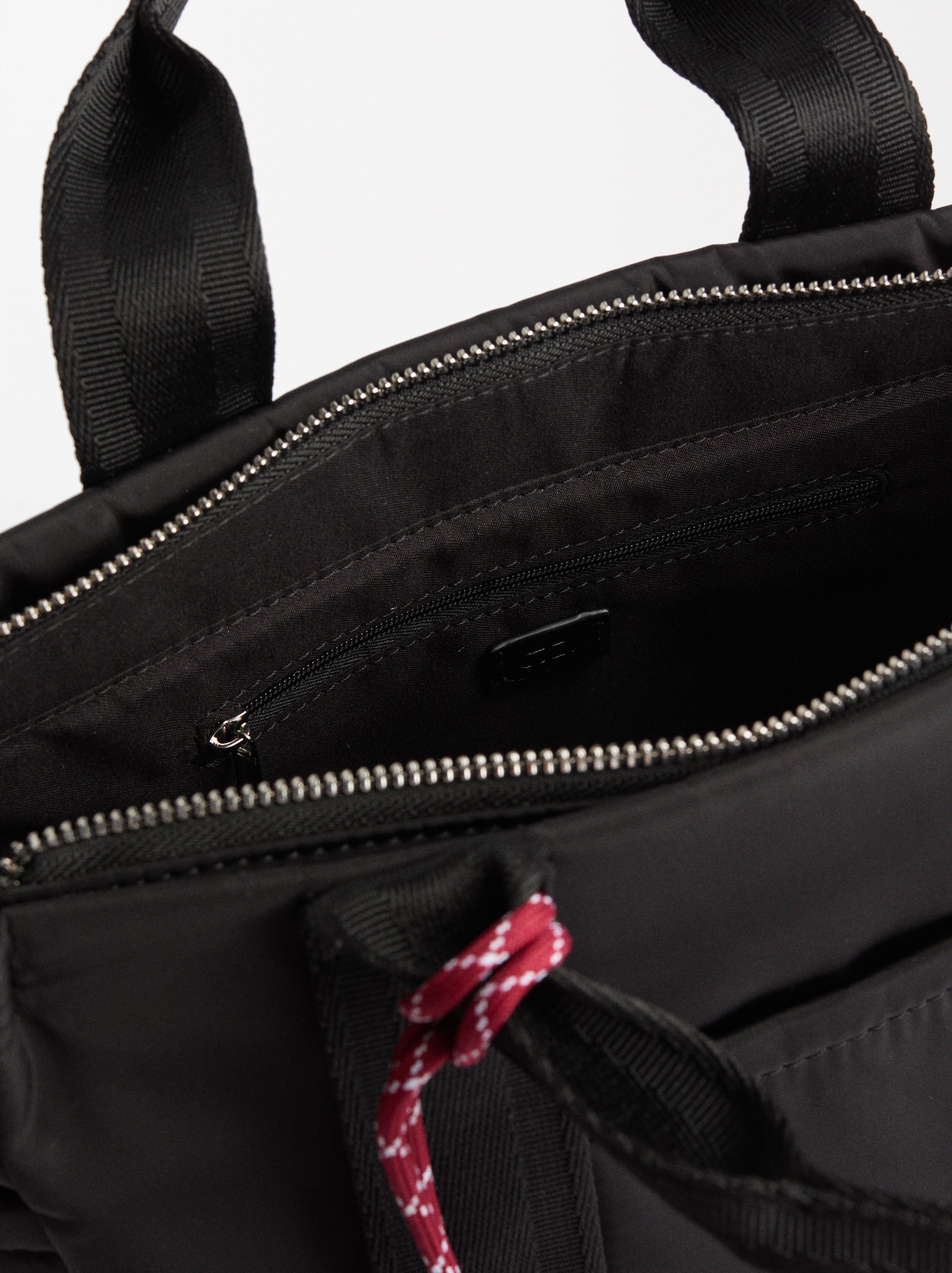 Bolso Tote De Nylon Con Colgante