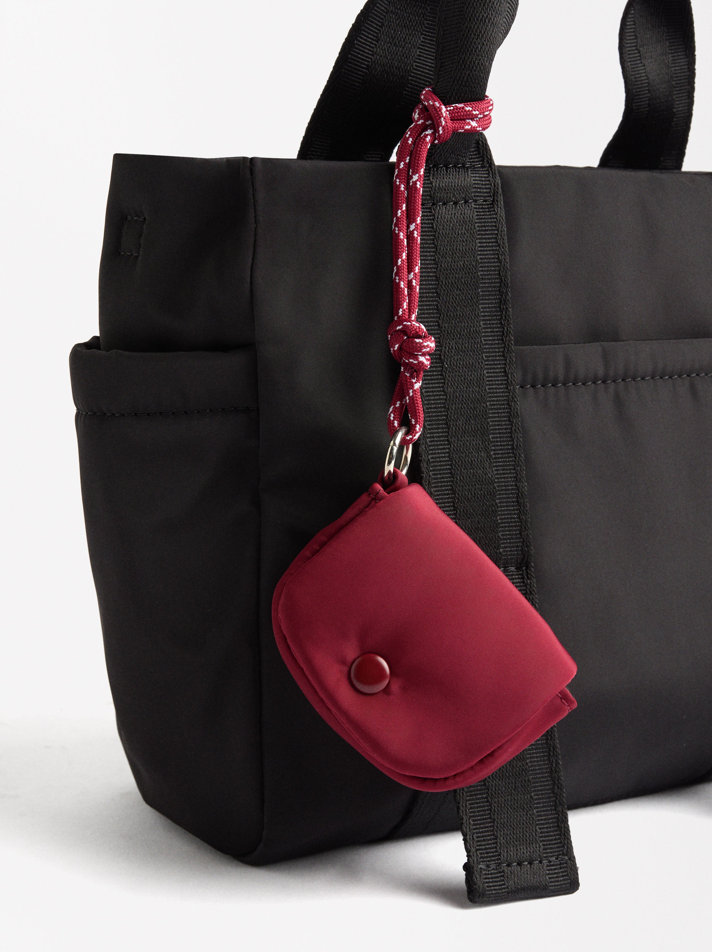 Bolso Tote De Nylon Con Colgante