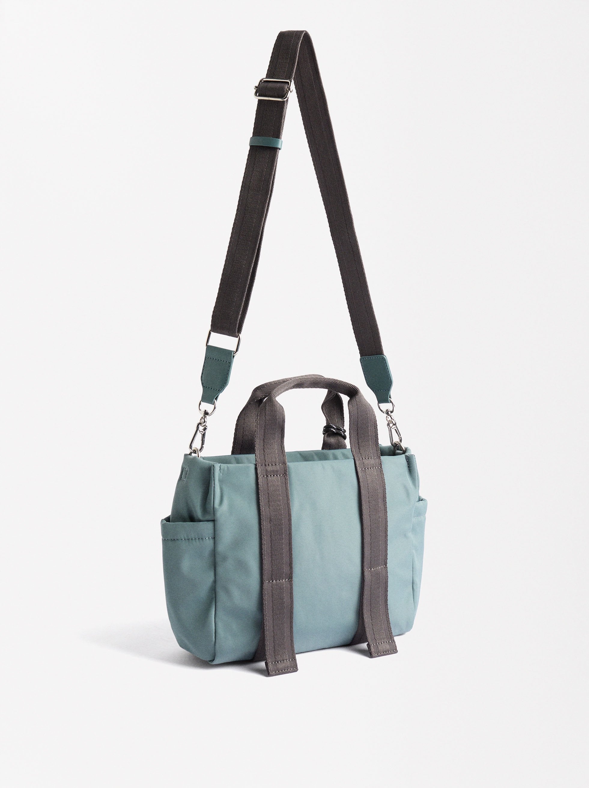 Bolso Tote De Nylon Con Colgante