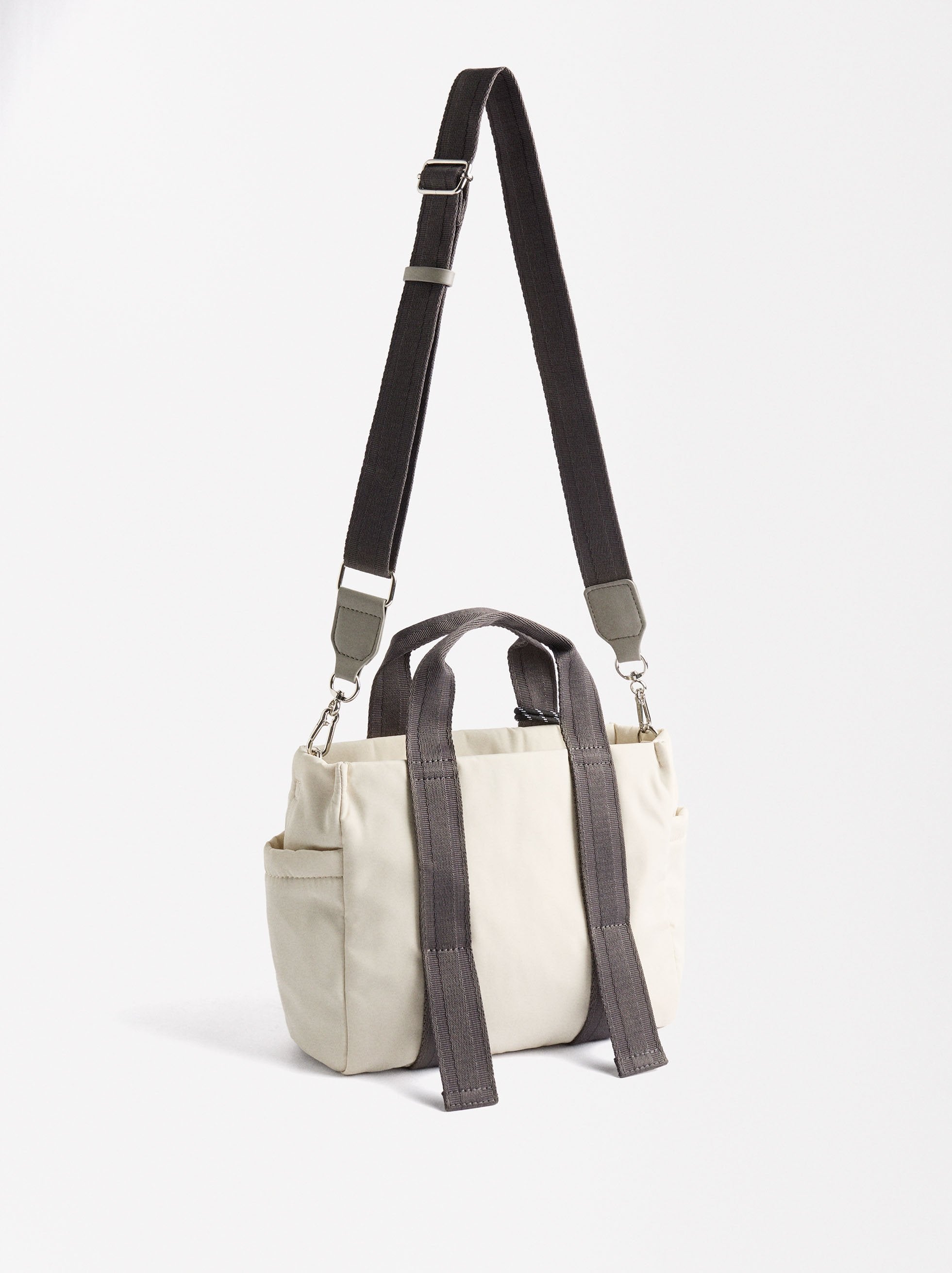 Bolso Tote De Nylon Con Colgante